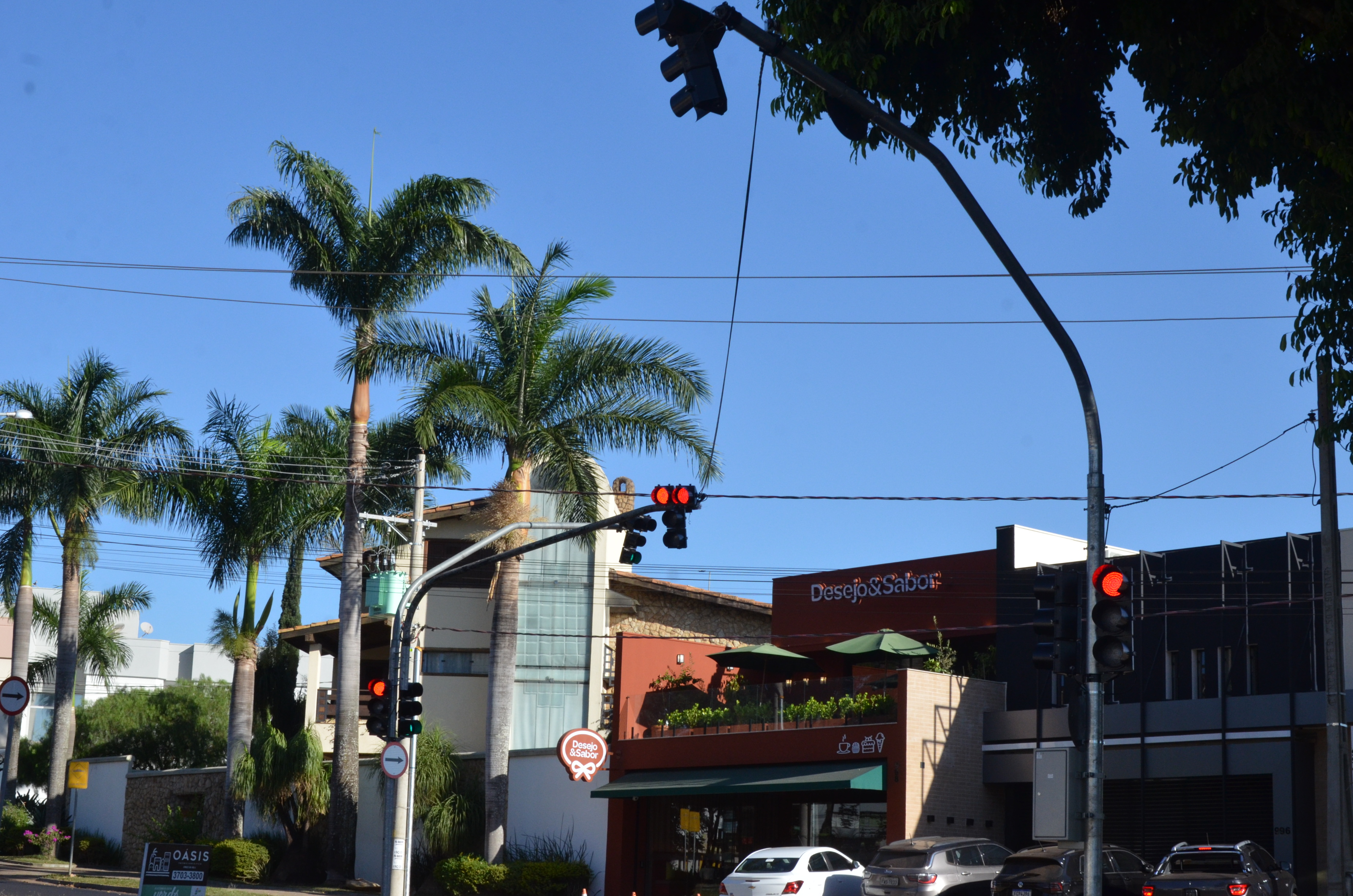 Trânsito ganha novos semáforos e reforço nas sinalizações