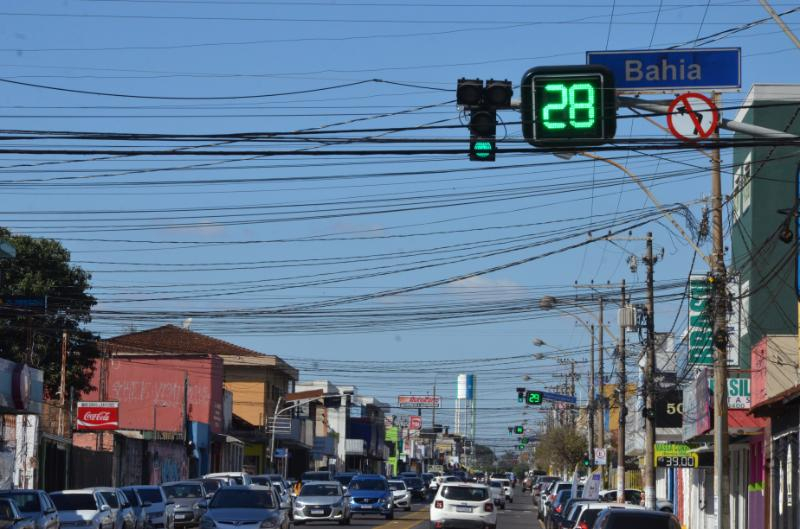 Prefeitura instala contadores numéricos em semáforos na Av. Brasil