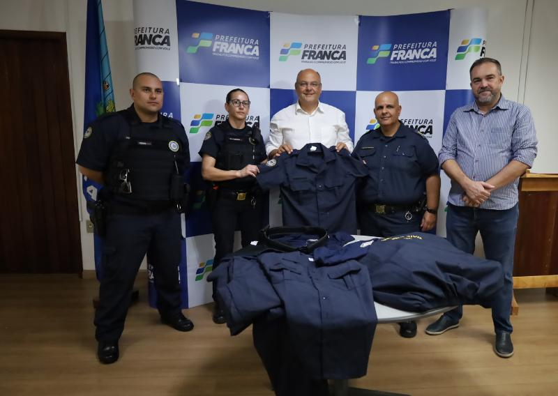 Guardas civis municipais recebem novos uniformes