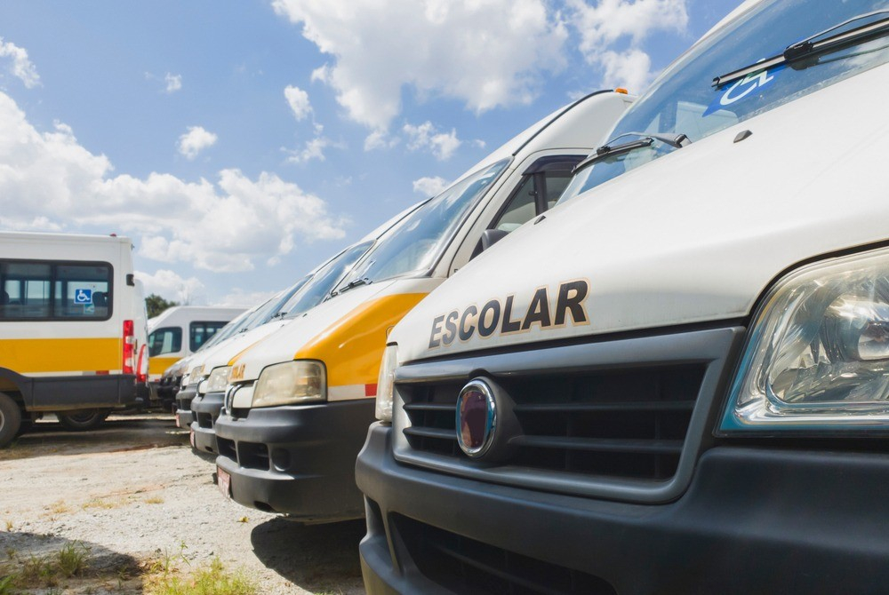 Segurança orienta motoristas sobre renovação de alvará para transporte escolar