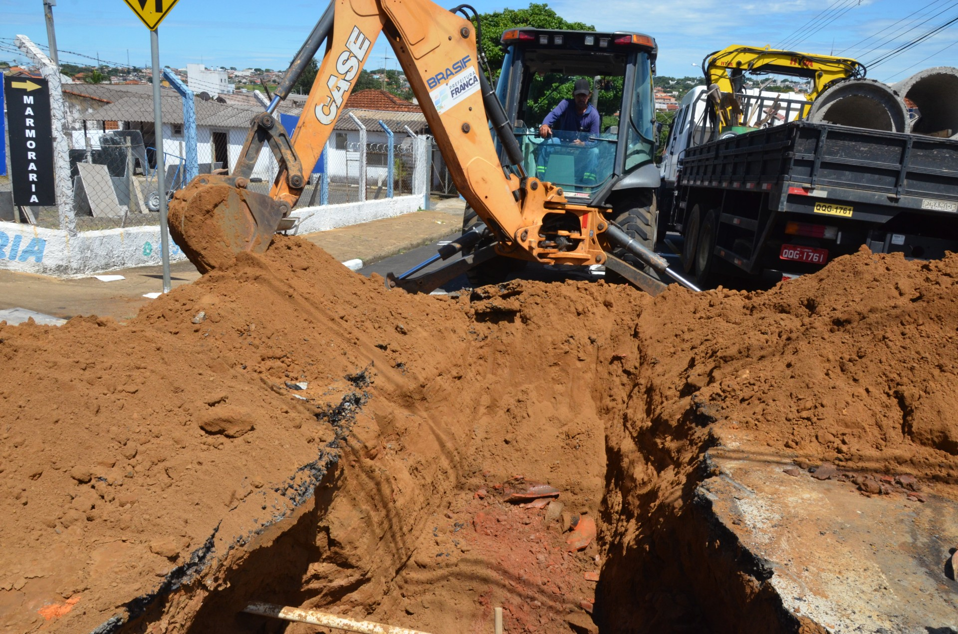 Meio Ambiente recupera rede de galerias no Jardim Boa Esperança
