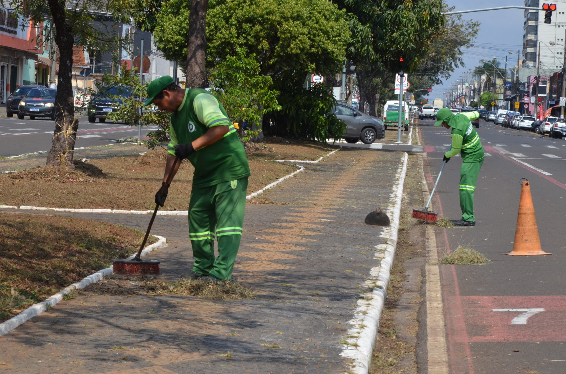 Prefeitura intensifica serviços de limpeza em avenidas