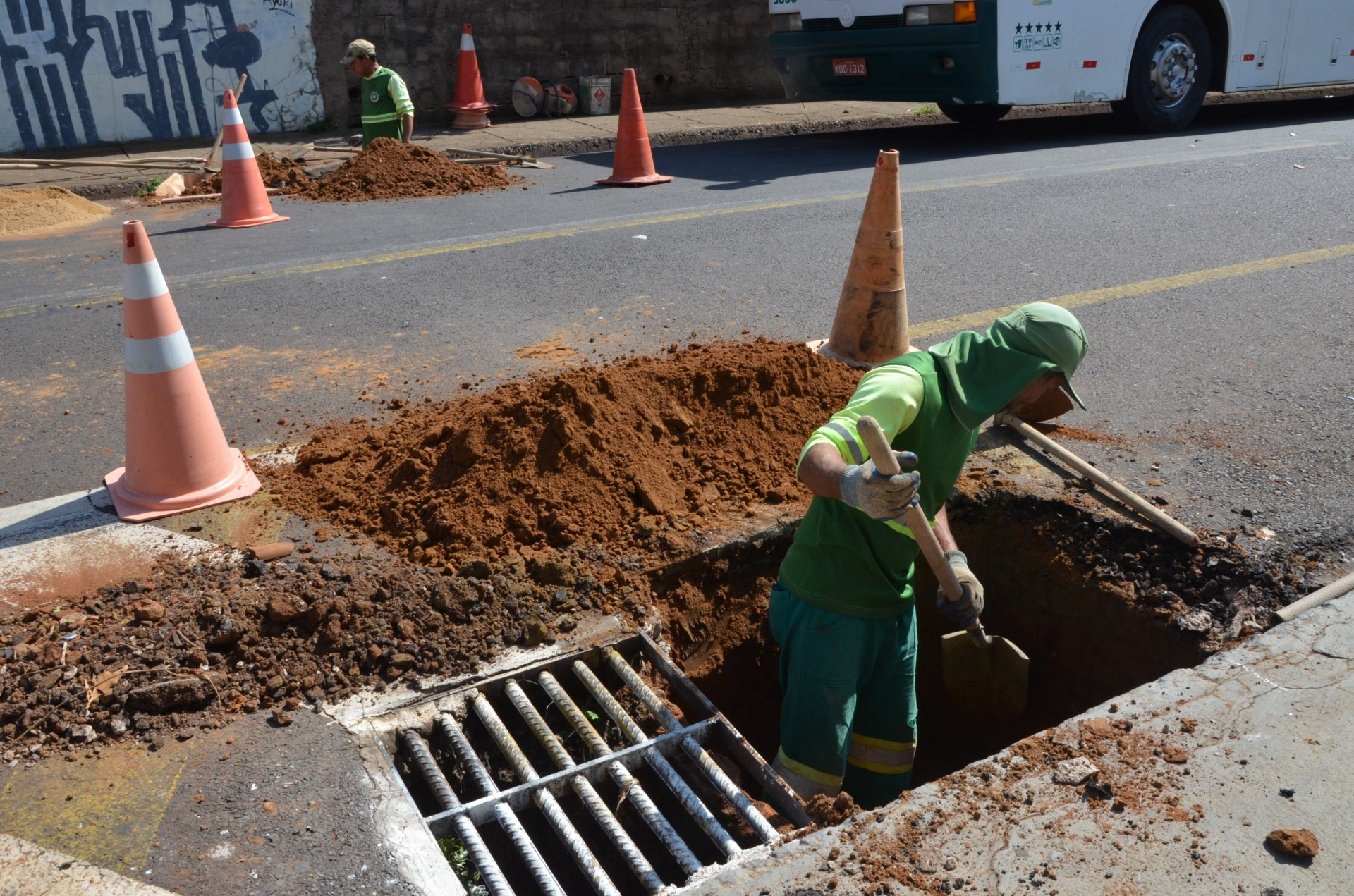 Prefeitura intensifica limpeza de bocas de lobo