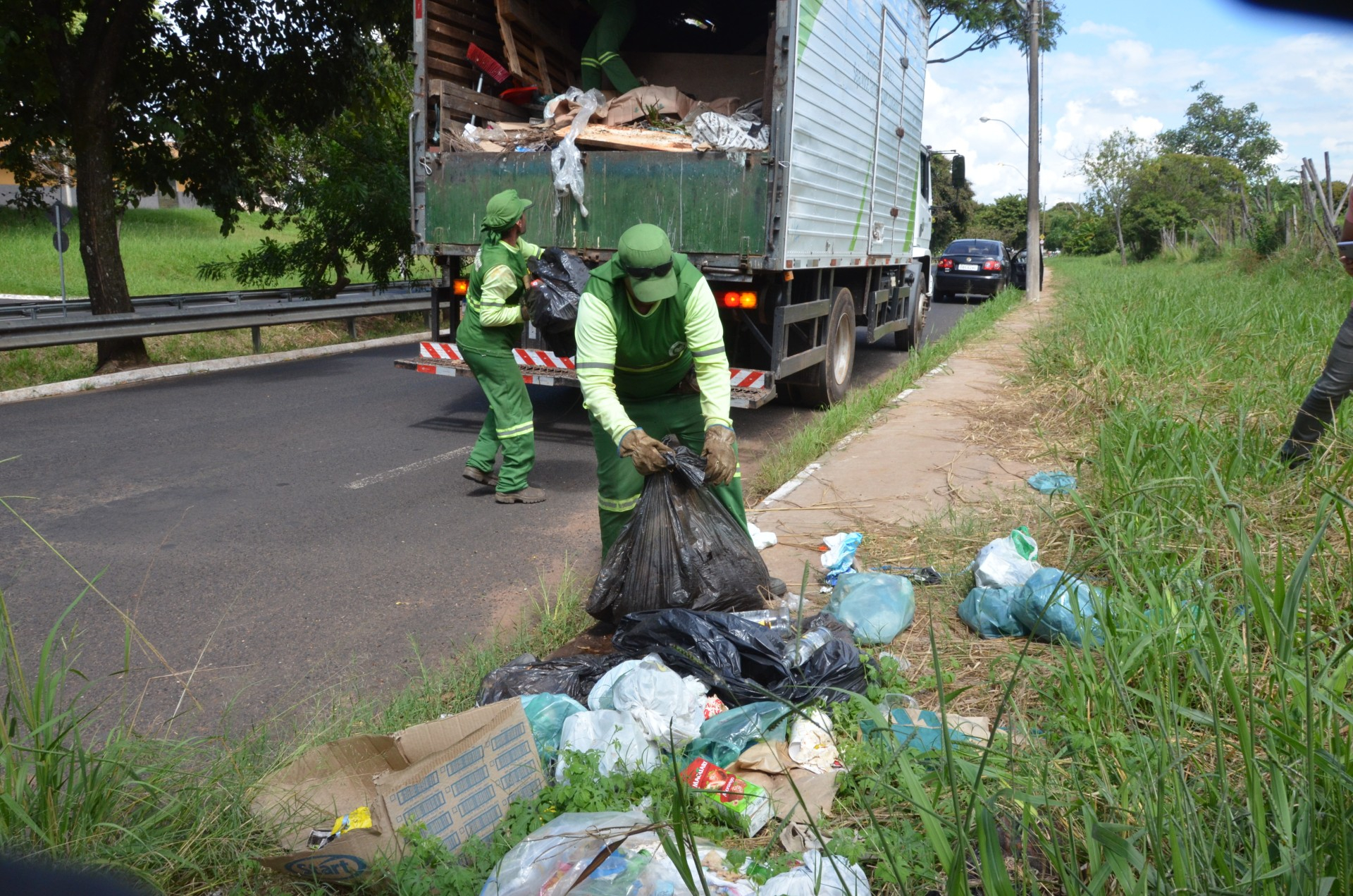 Meio Ambiente começa trabalho de limpeza com novo caminhão em avenidas