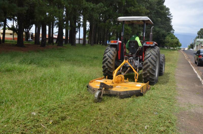 Meio Ambiente inicia a semana com equipes de limpeza nas ruas
