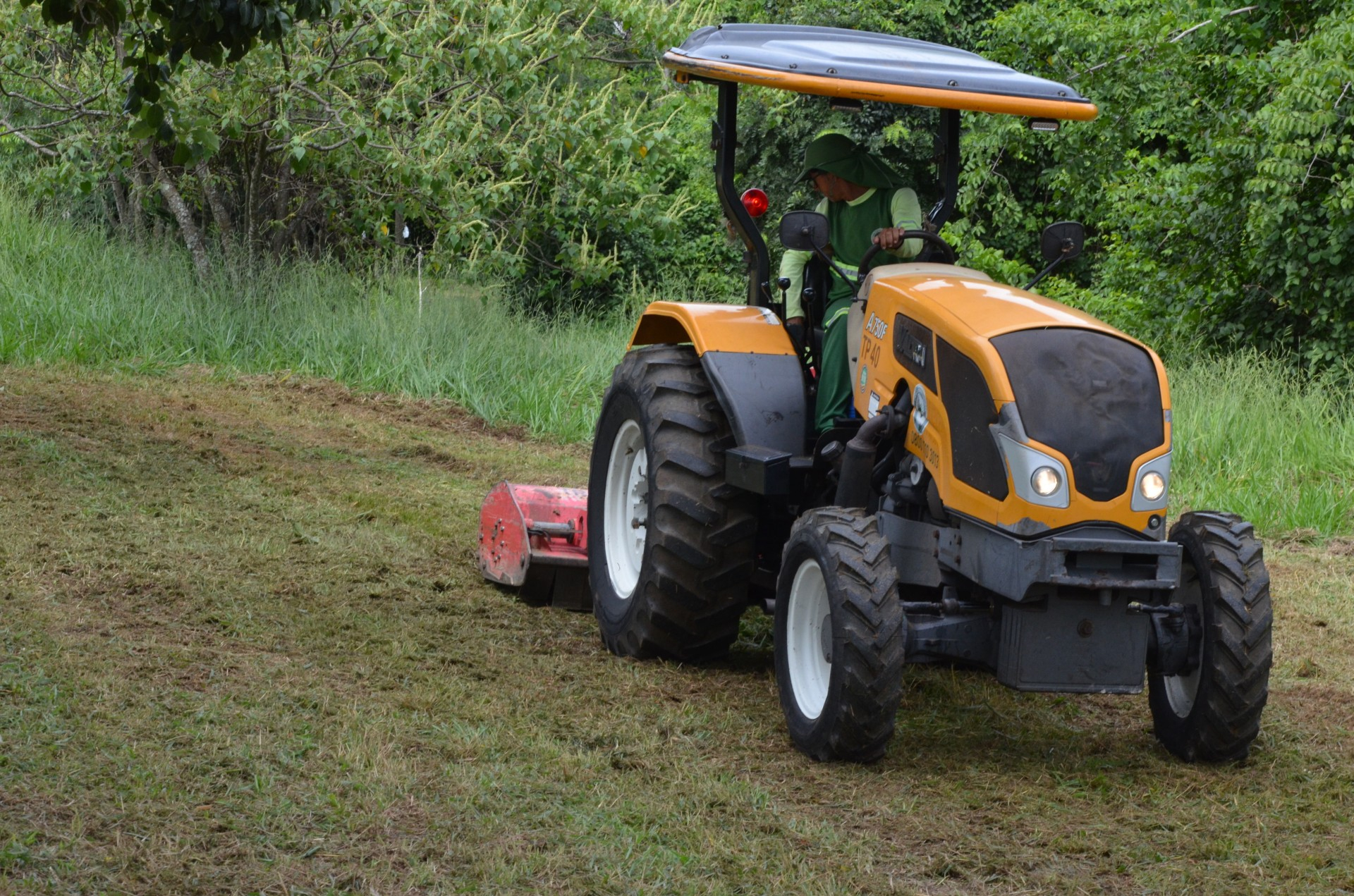 Meio Ambiente intensifica limpeza nas áreas públicas