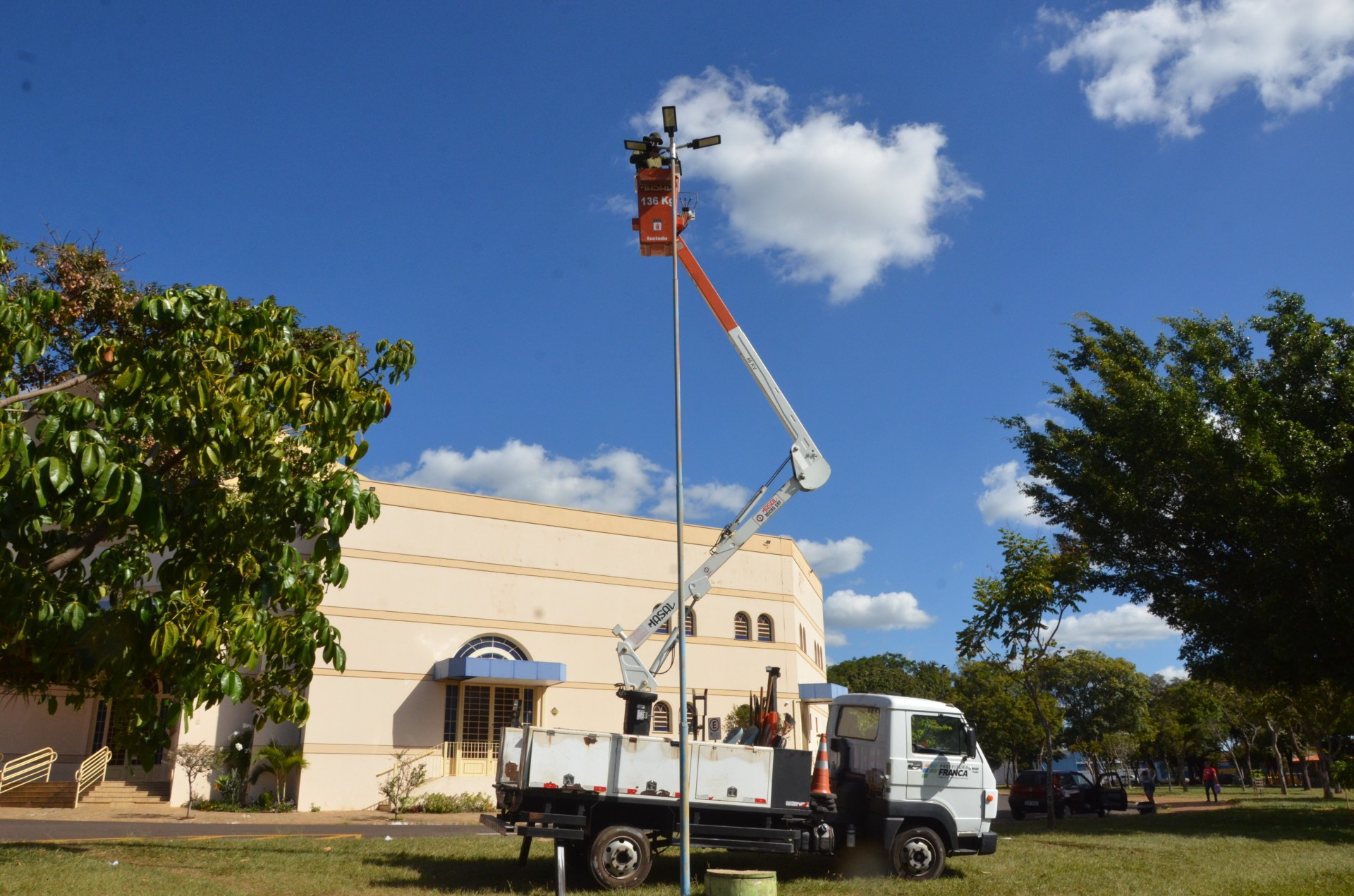 Praças recebem nova iluminação de Led