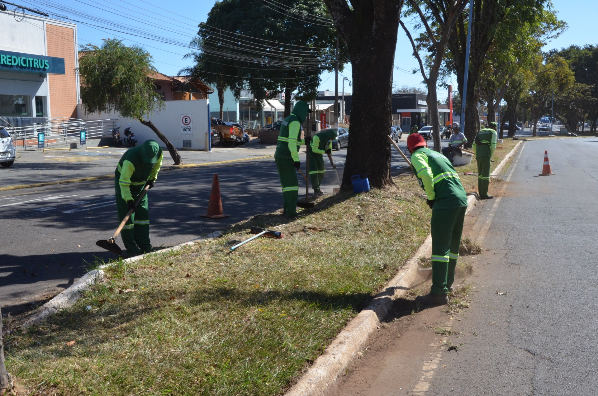 Meio Ambiente segue com trabalho de limpeza por toda a cidade