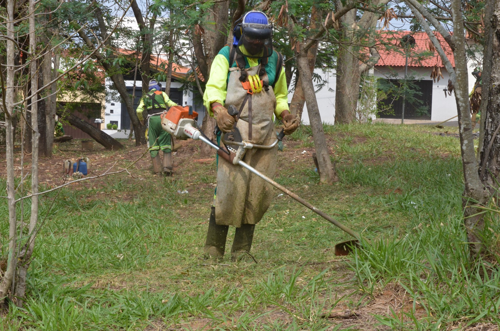 Prefeitura intensifica limpeza nas áreas públicas