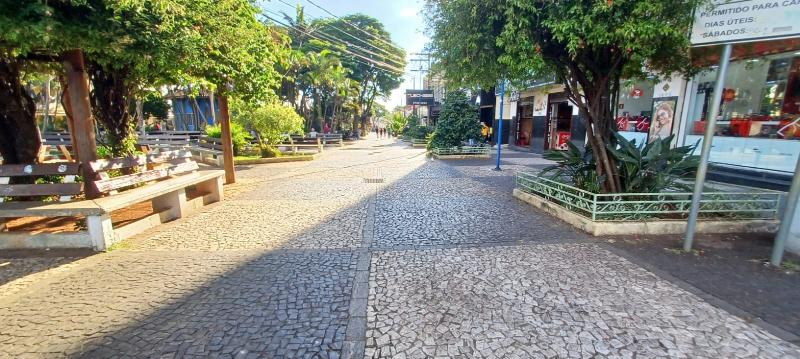 Meio Ambiente realiza limpeza geral nas praças do centro
