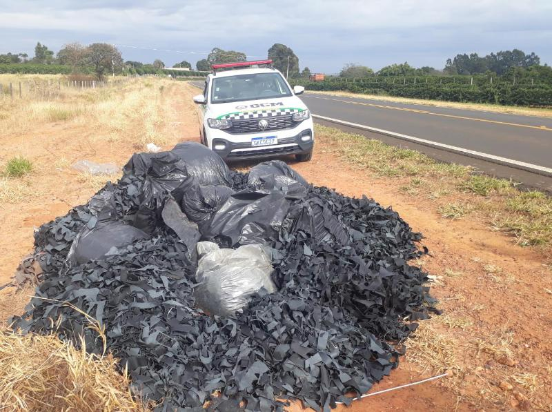 Guarda Civil flagra descarte irregular de couro e autua infrator