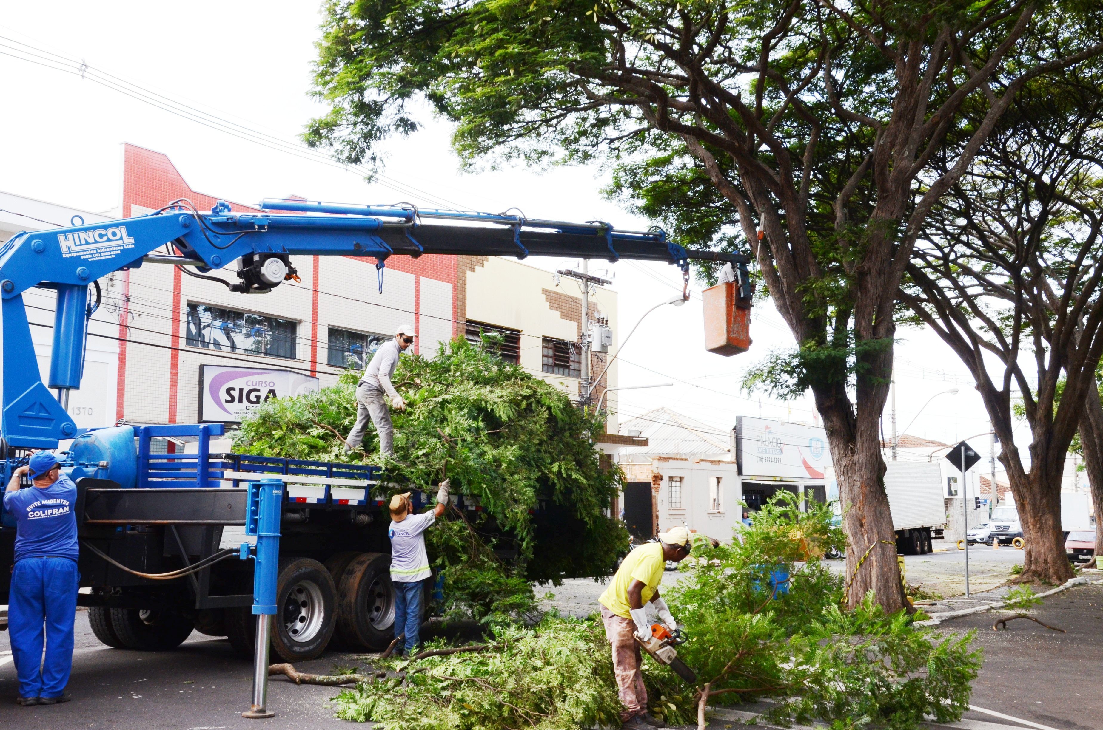 Praças e áreas públicas recebem manutenção