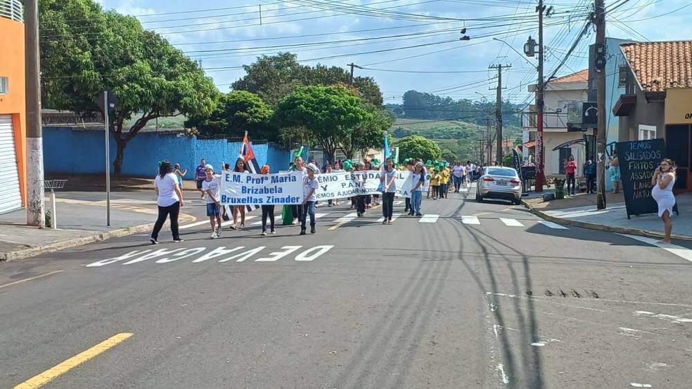 Escolas municipais fazem desfiles em bairros da Região Norte