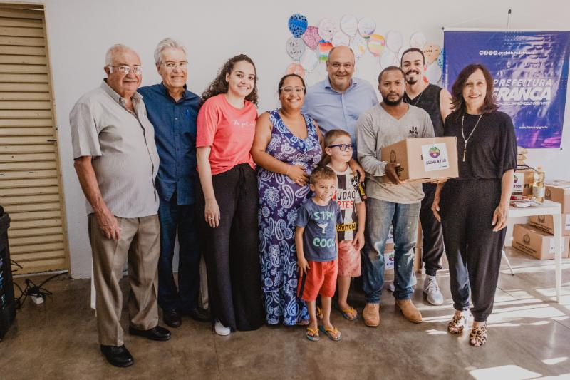 Famílias do City Petrópolis são atendidas com cestas básicas