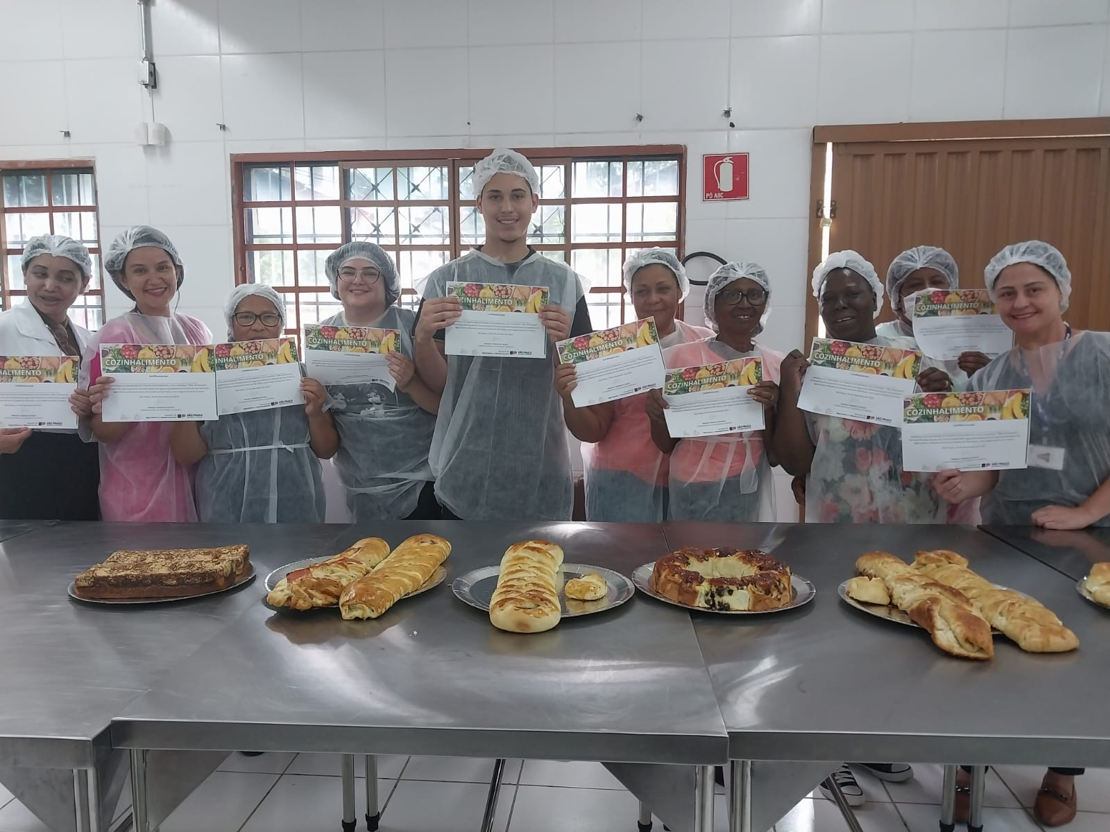 Projeto Cozinhalimento promove curso de pães artesanais e saladas de pote