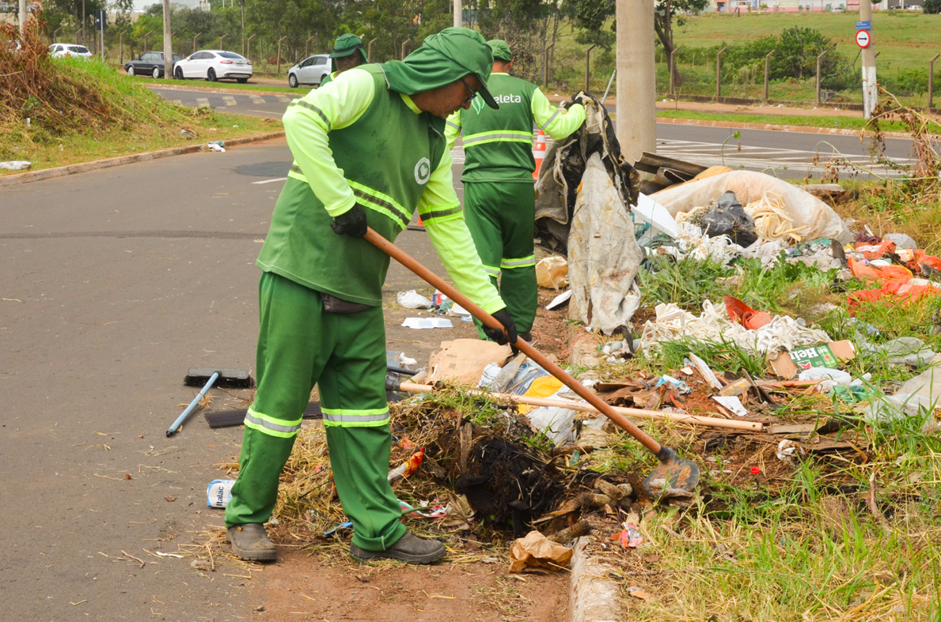 Avenidas e praças recebem serviço de limpeza