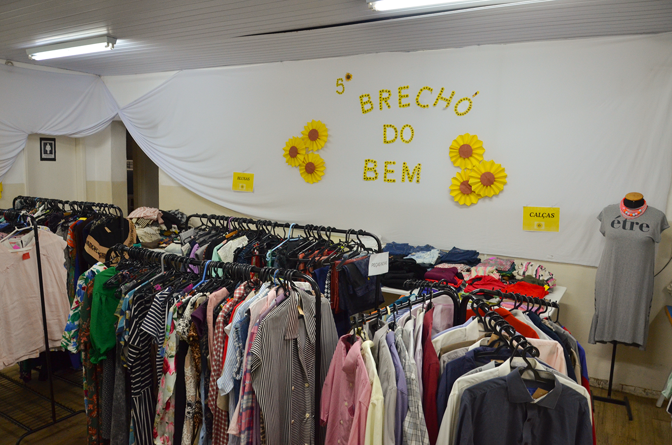 CEI realiza Brechó do Bem com calçados, roupas e acessórios