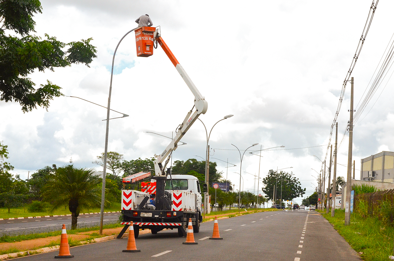 Avenida do Alvorada recebe nova iluminação de LED