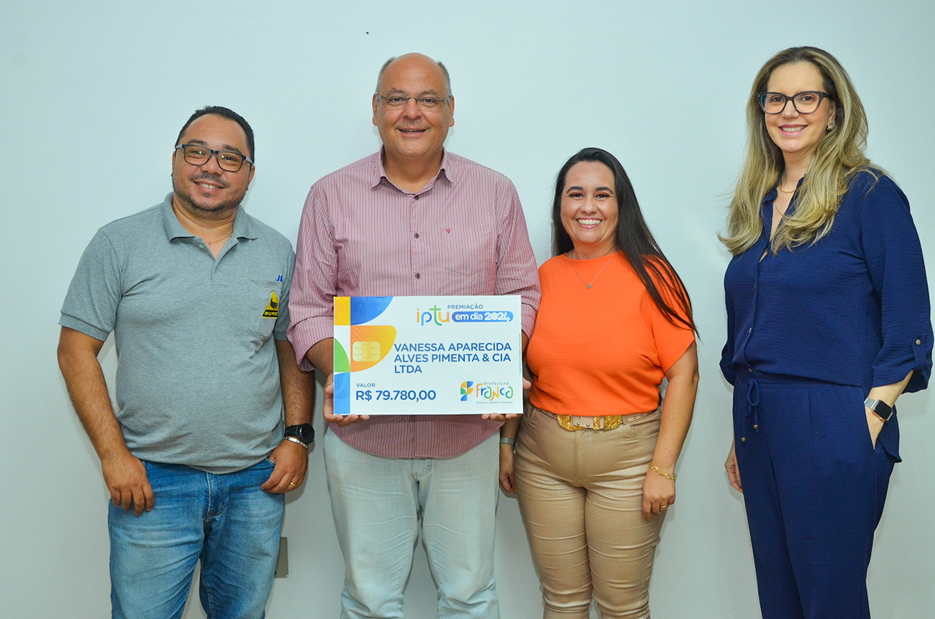 Contribuinte recebe prêmio do IPTU em Dia