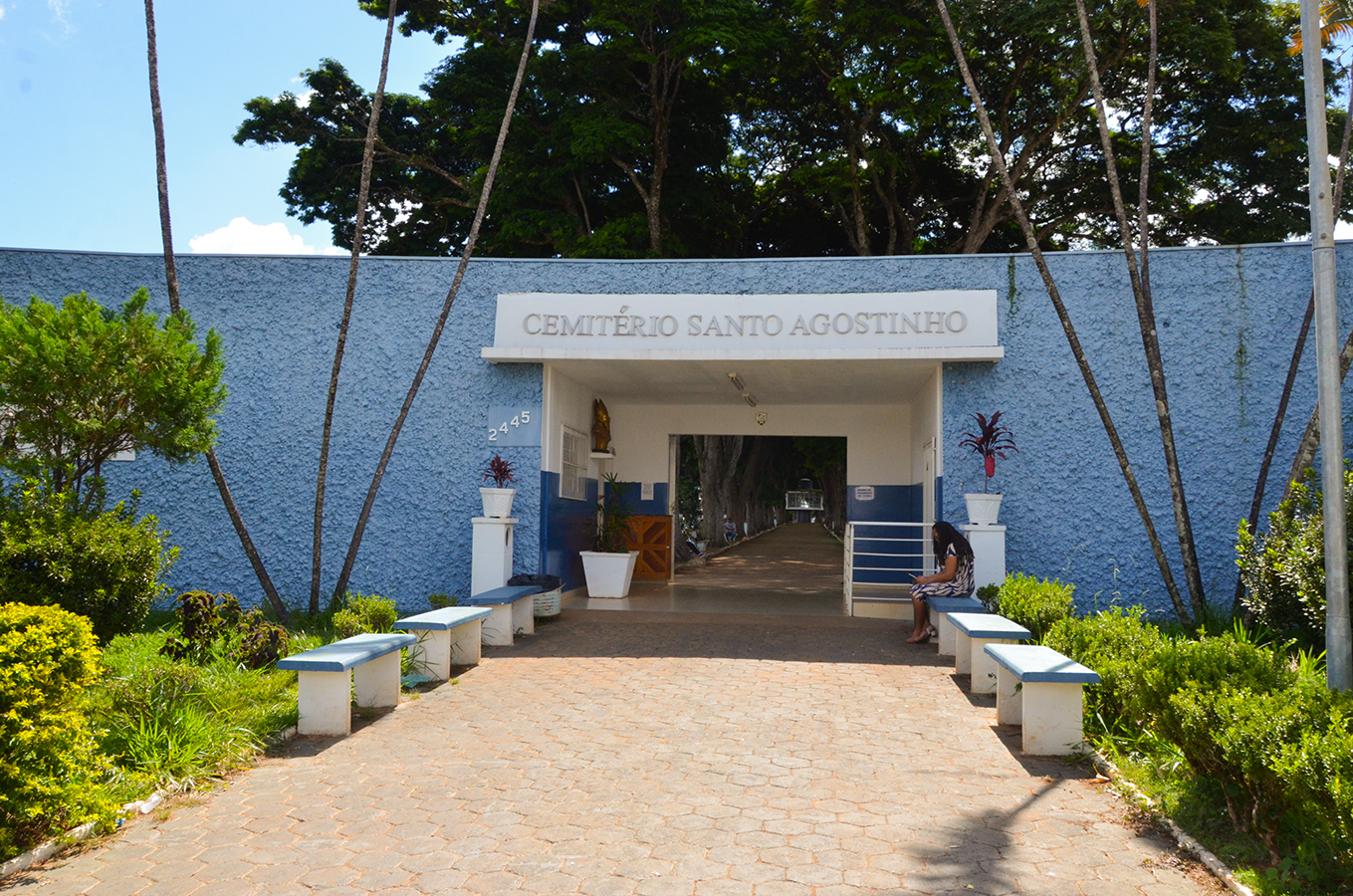 Saúde faz leilão de espaços para venda de flores nos cemitérios