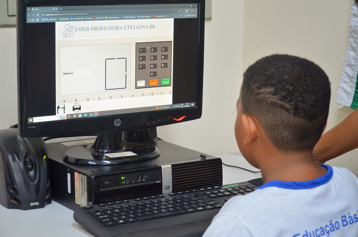 Alunos de escolas municipais participam de eleição de grêmio estudantil