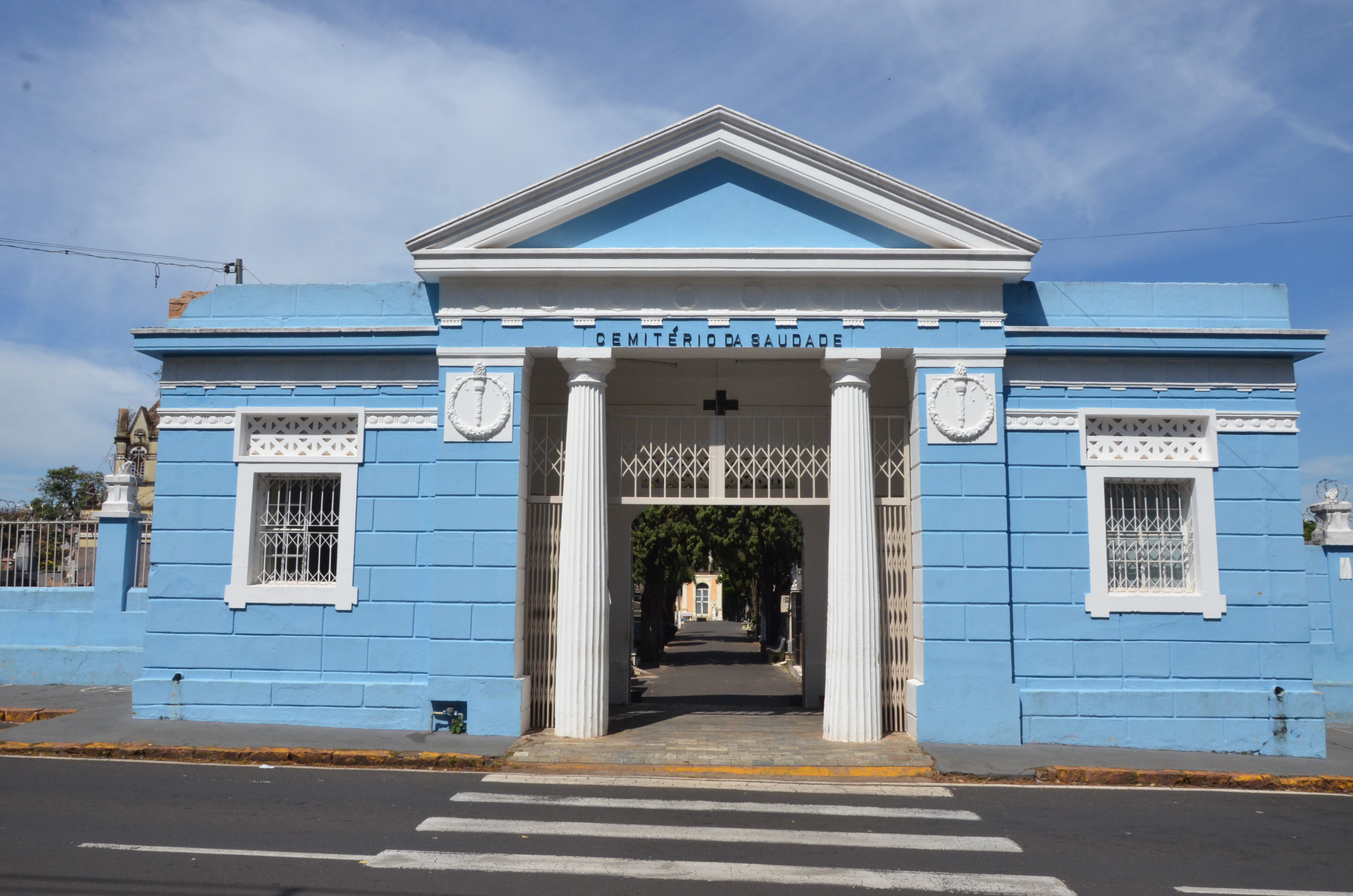 Vigilância leiloa espaços nos cemitérios no Dia dos Pais