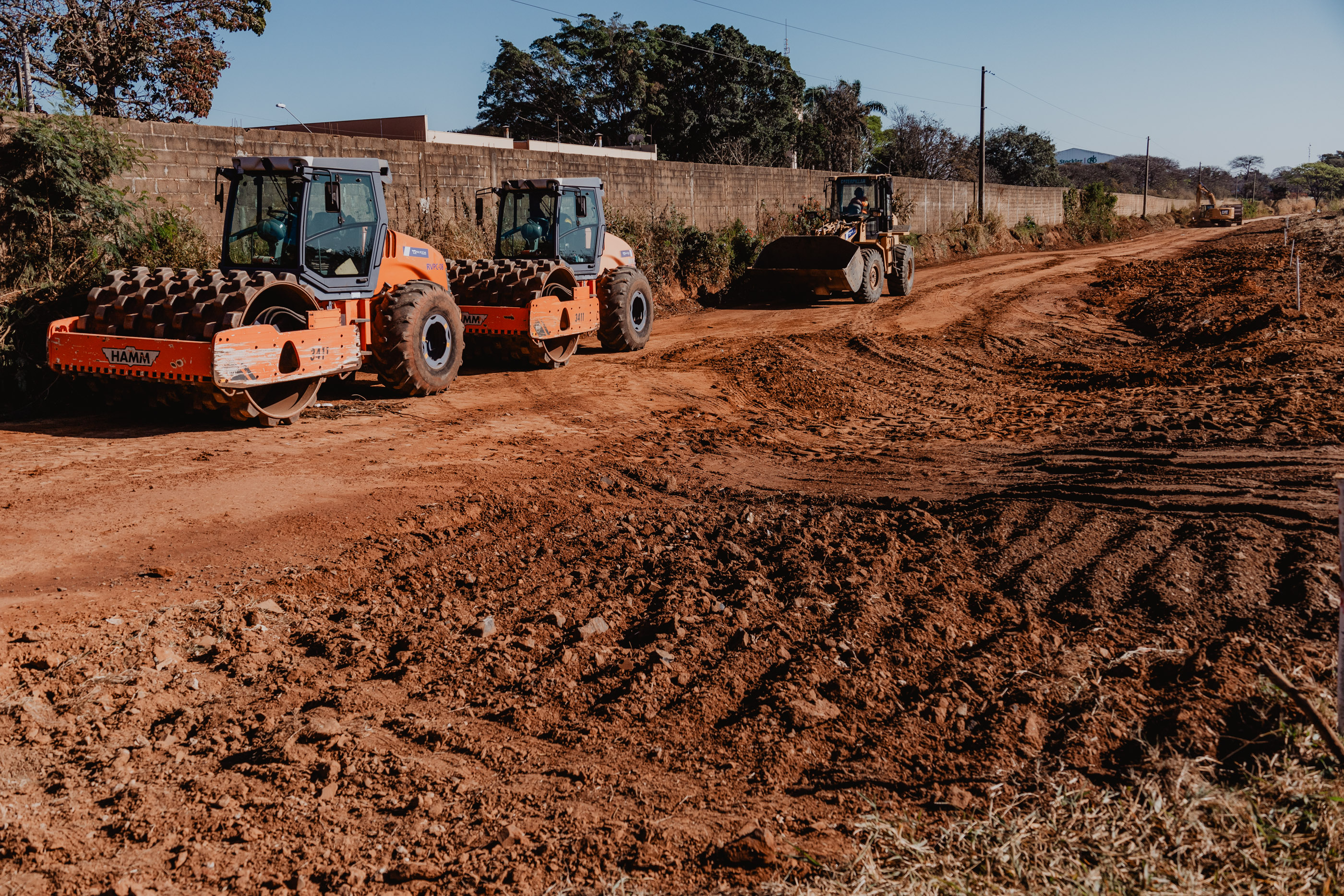 Prefeitura inicia pavimentação da av. Sidney Romeu de Andrade