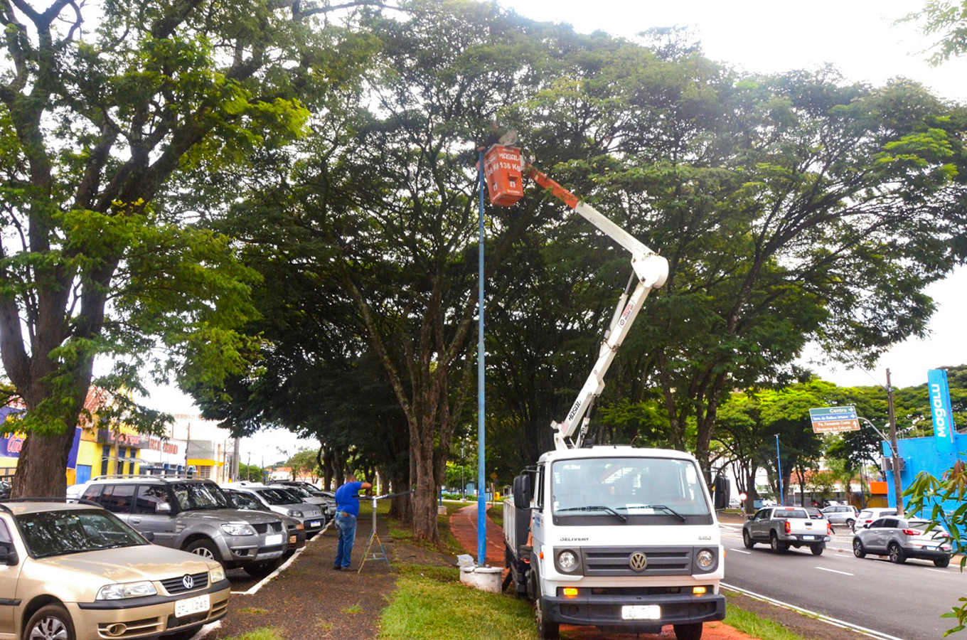 Avenida Santos Dumont recebe nova iluminação