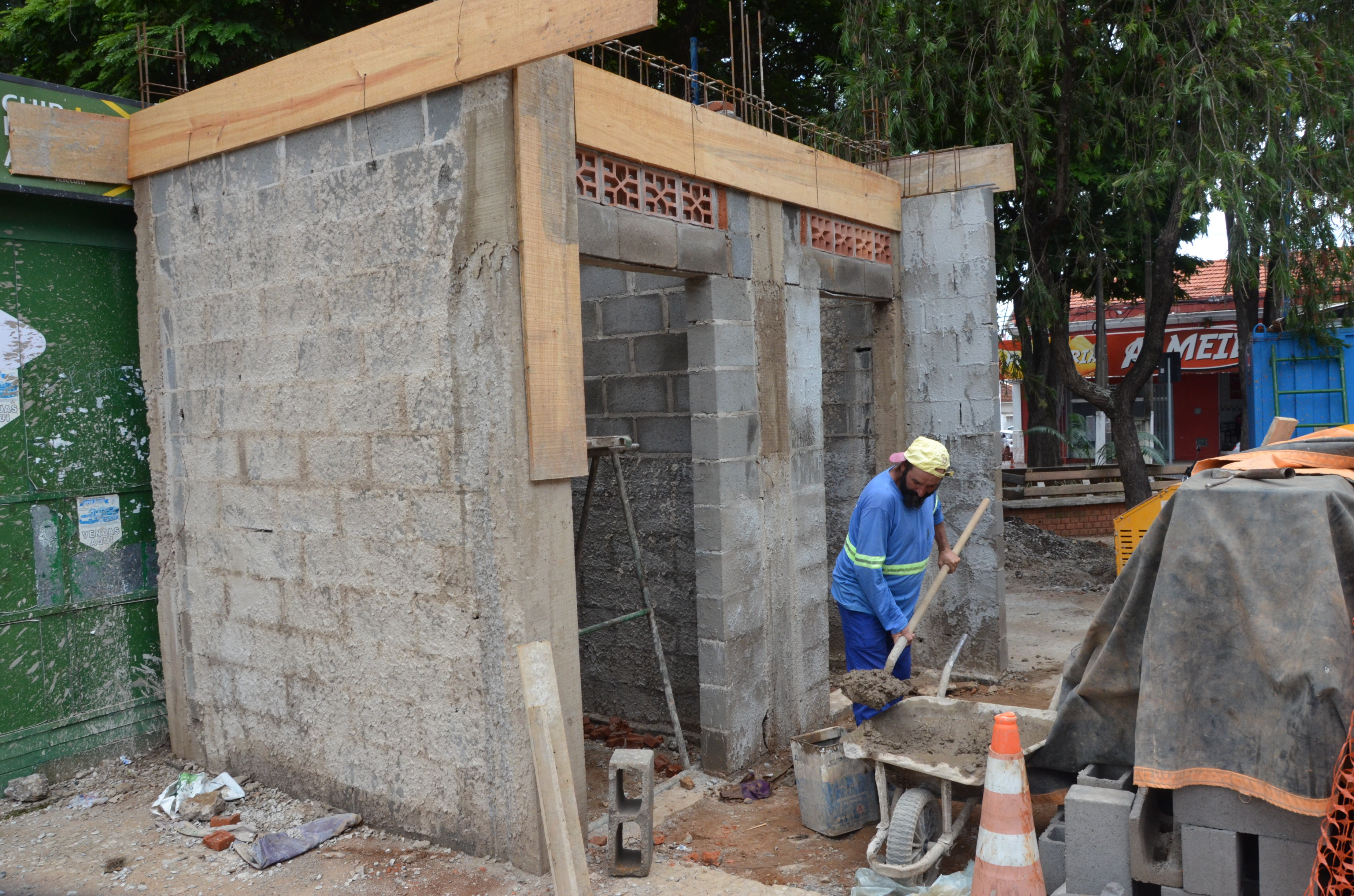 Prefeitura segue com obras de acessibilidade na praça Sabino Loureiro