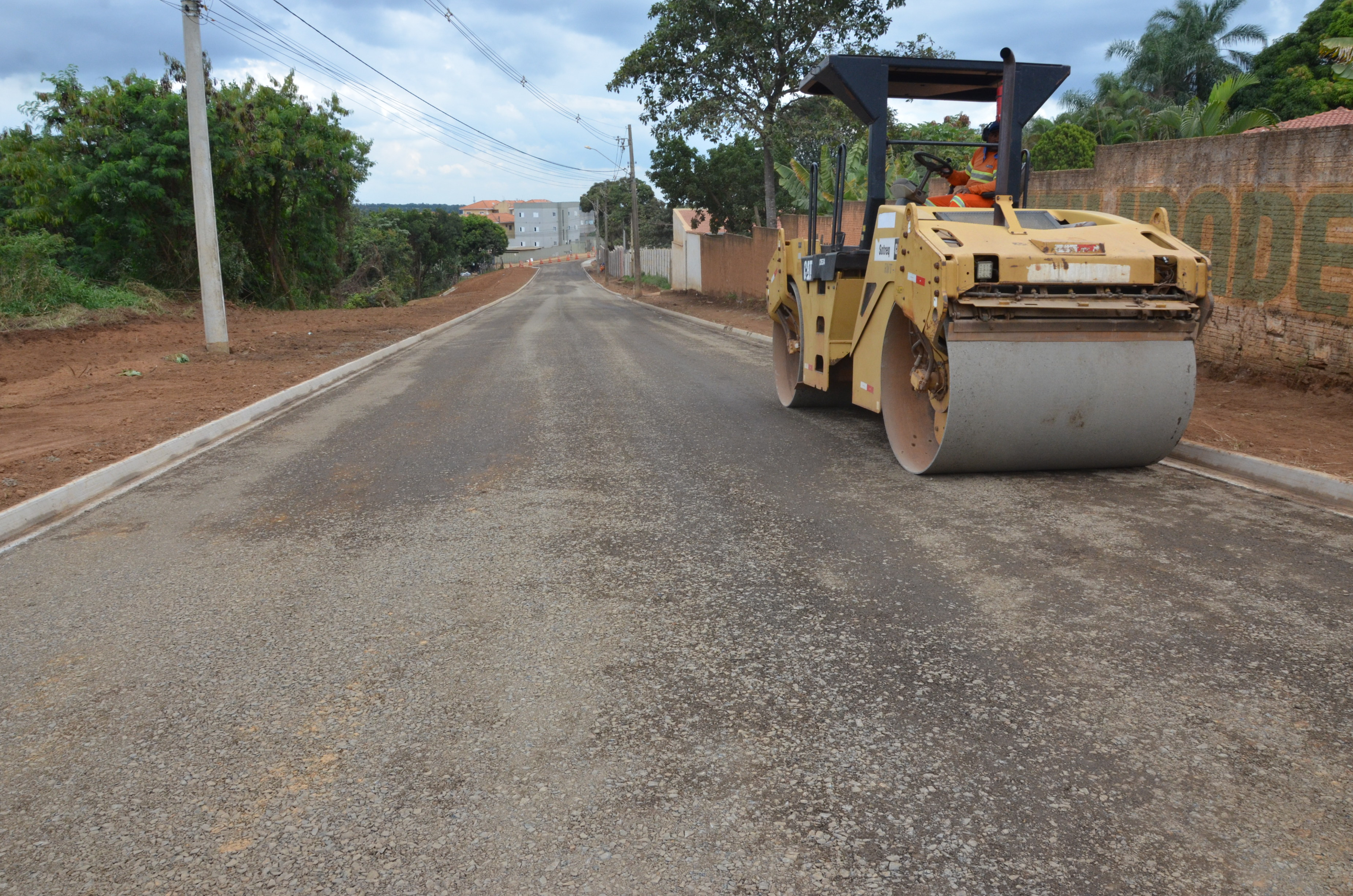 Com guias prontas, rua que liga Luíza ao São Domingos recebe compactação para o asfalto