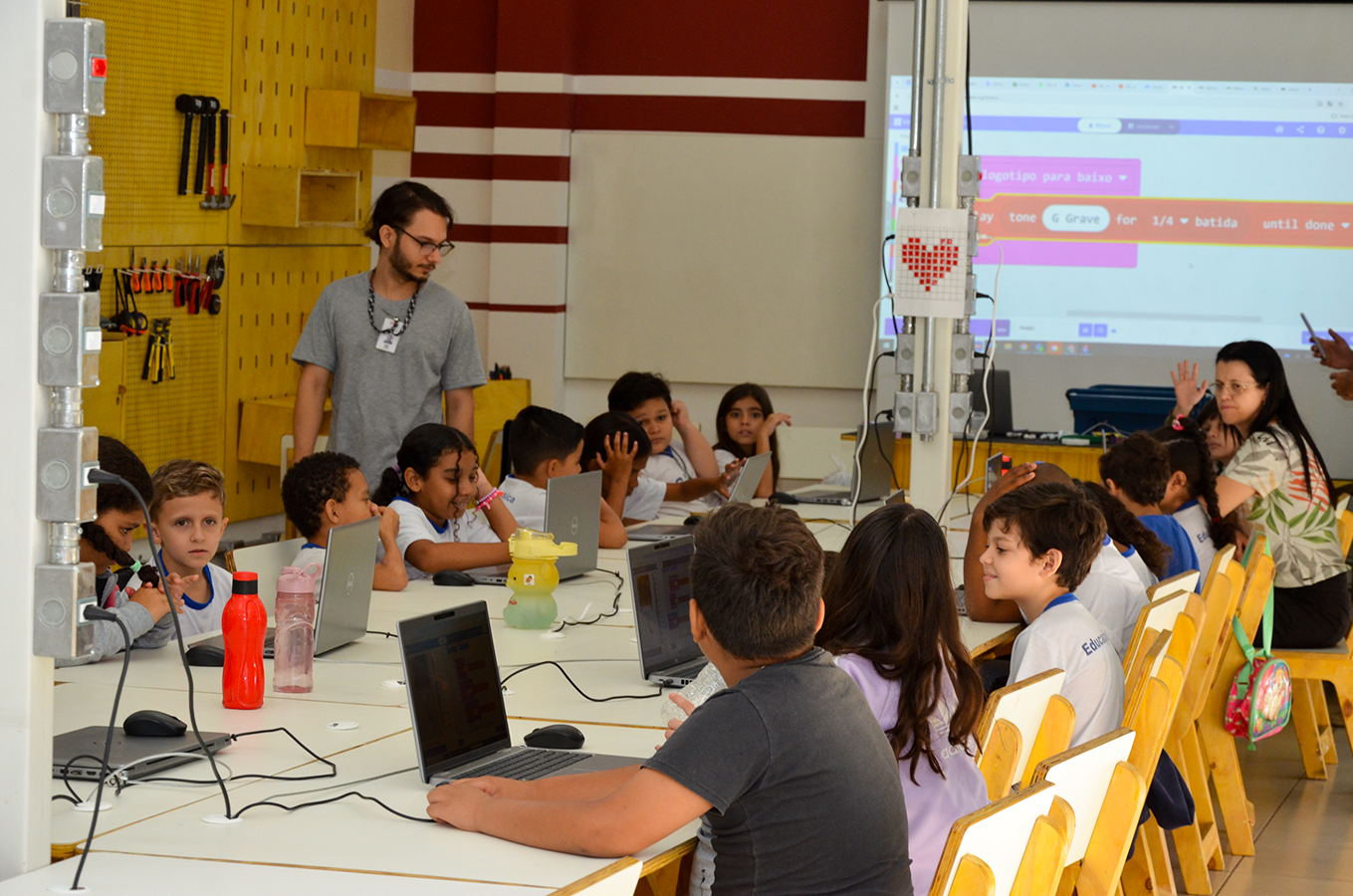 Espaço Maker estimula a criatividade de alunos da rede municipal
