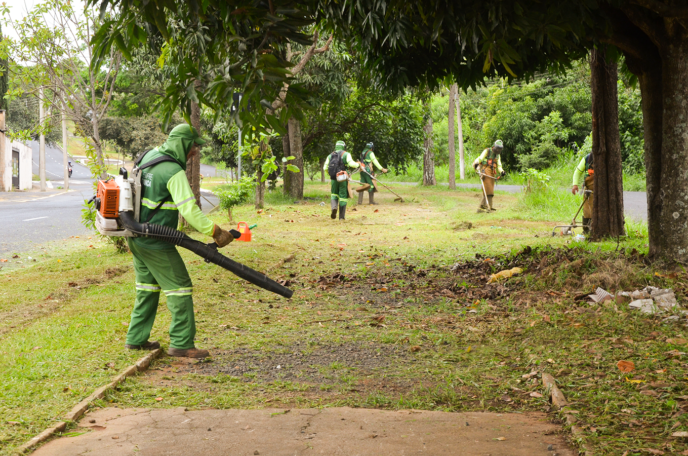 Limpeza urbana é reforçada em toda cidade