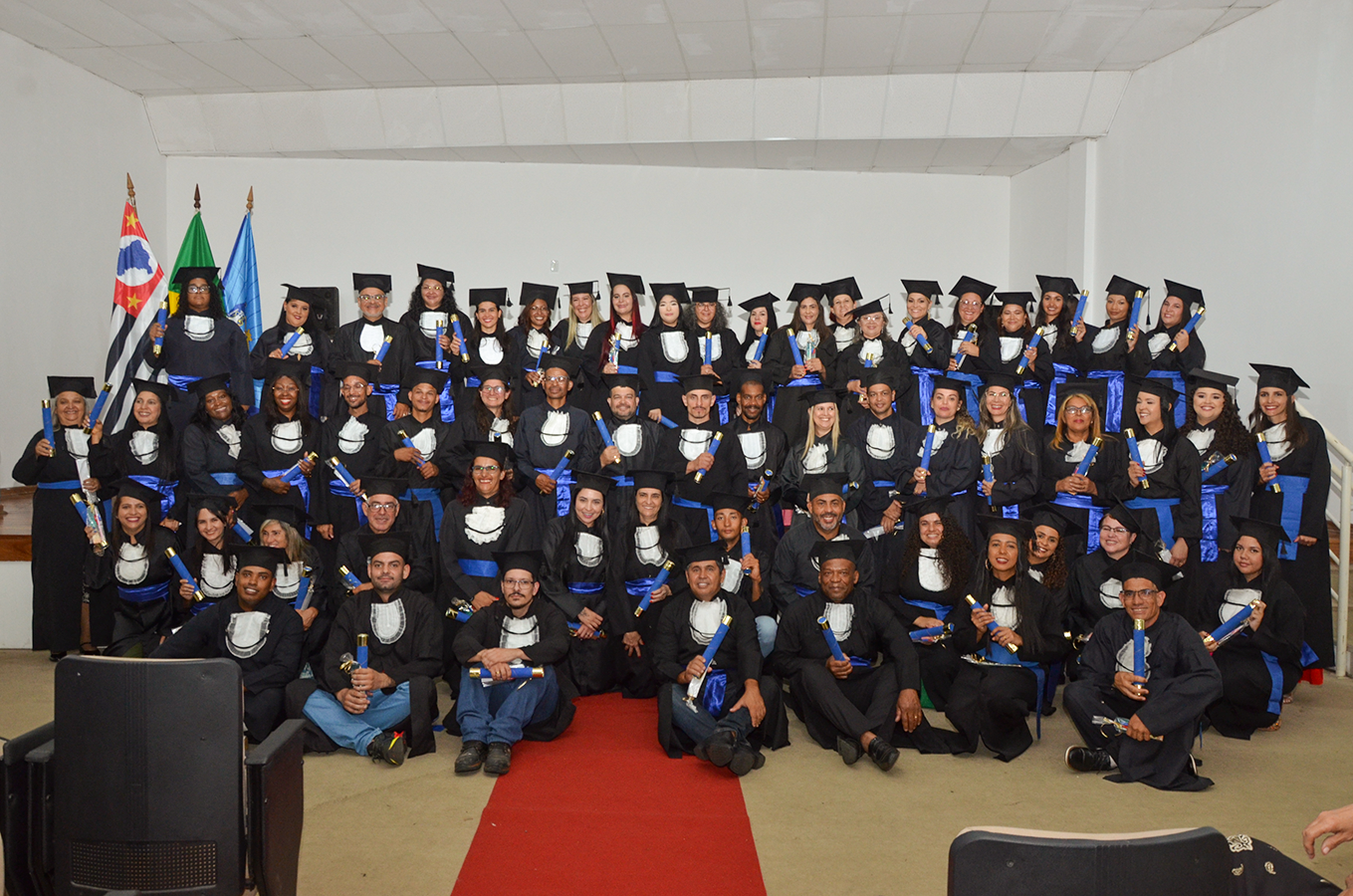 Emoção marca formaturas da Educação de Jovens e Adultos