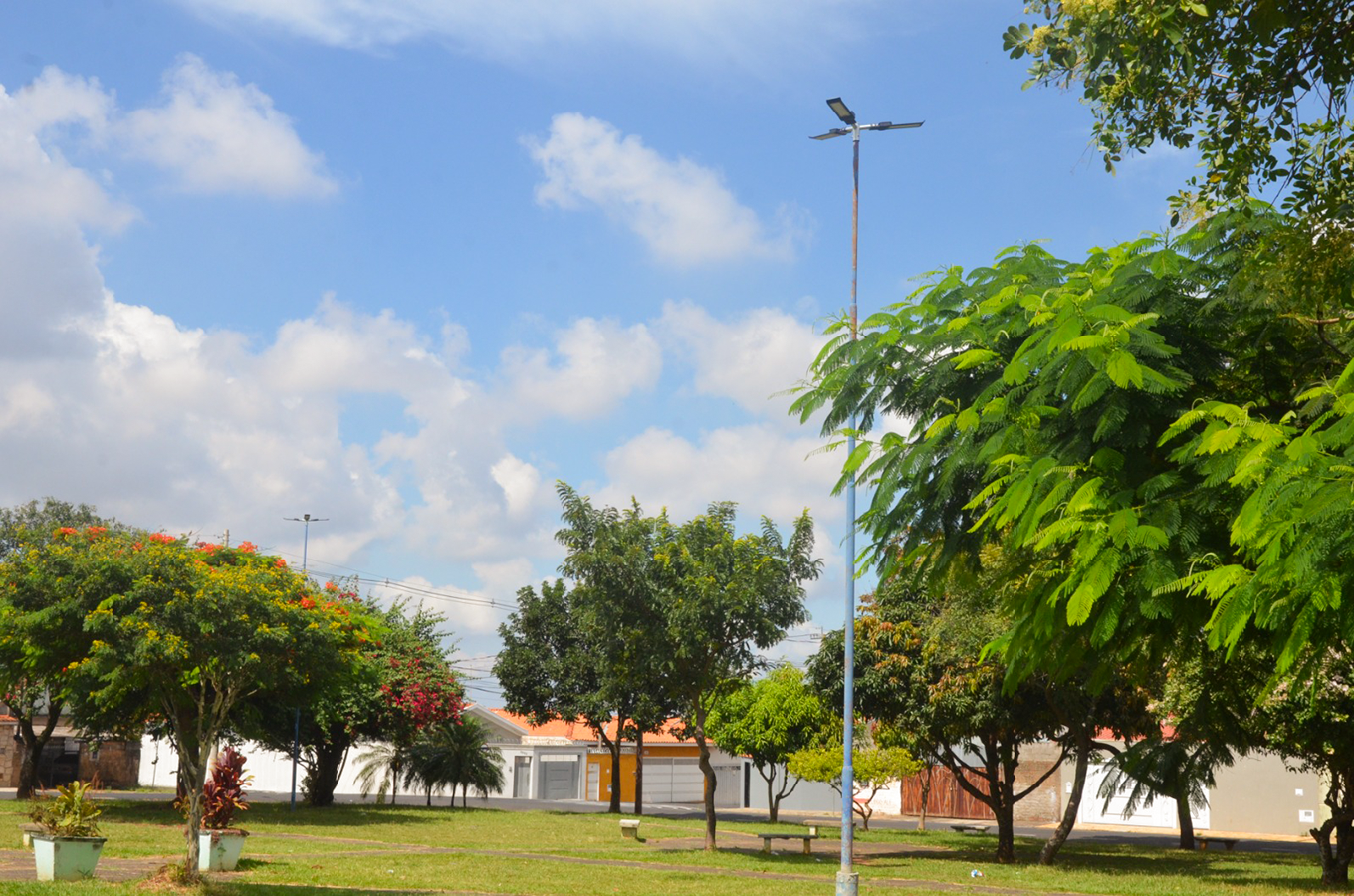 Praças do Líbano, Vila Allan Kardec e Parque Três Colinas recebem nova iluminação