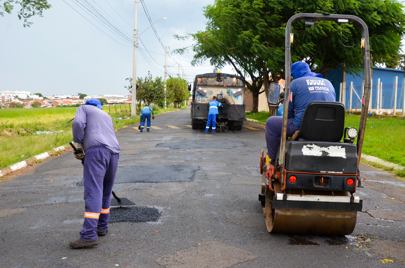 EMDEF faz operação tapa-buracos e sinalização viária em diversos bairros