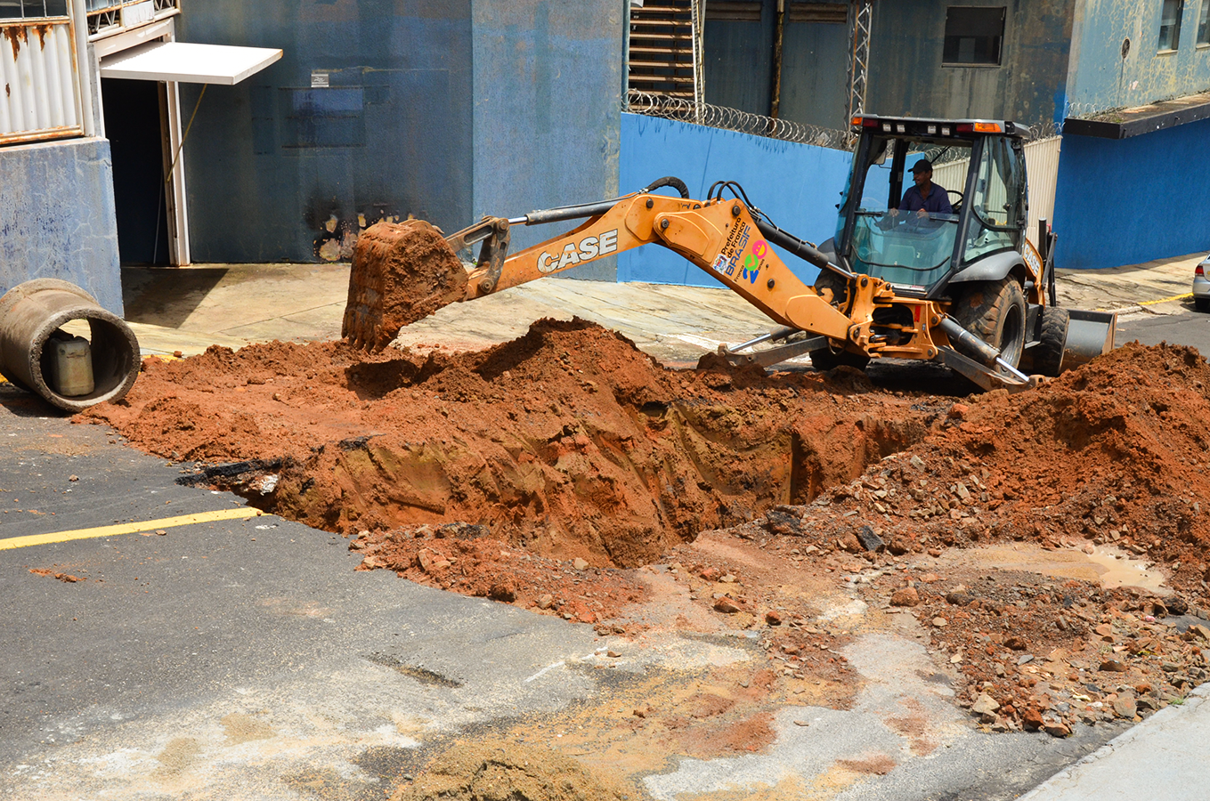 Meio Ambiente recupera galerias no Jardim Petráglia