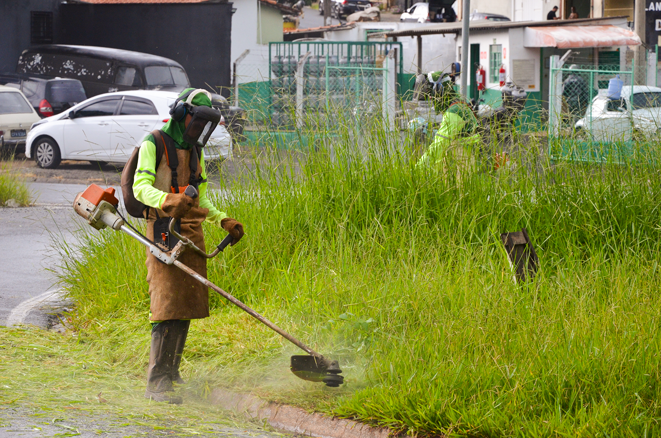 Cemitério, praças e avenidas recebem manutenção