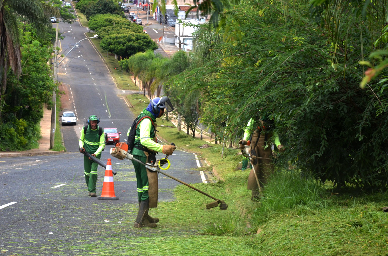 Prefeitura intensifica serviços de limpeza urbana