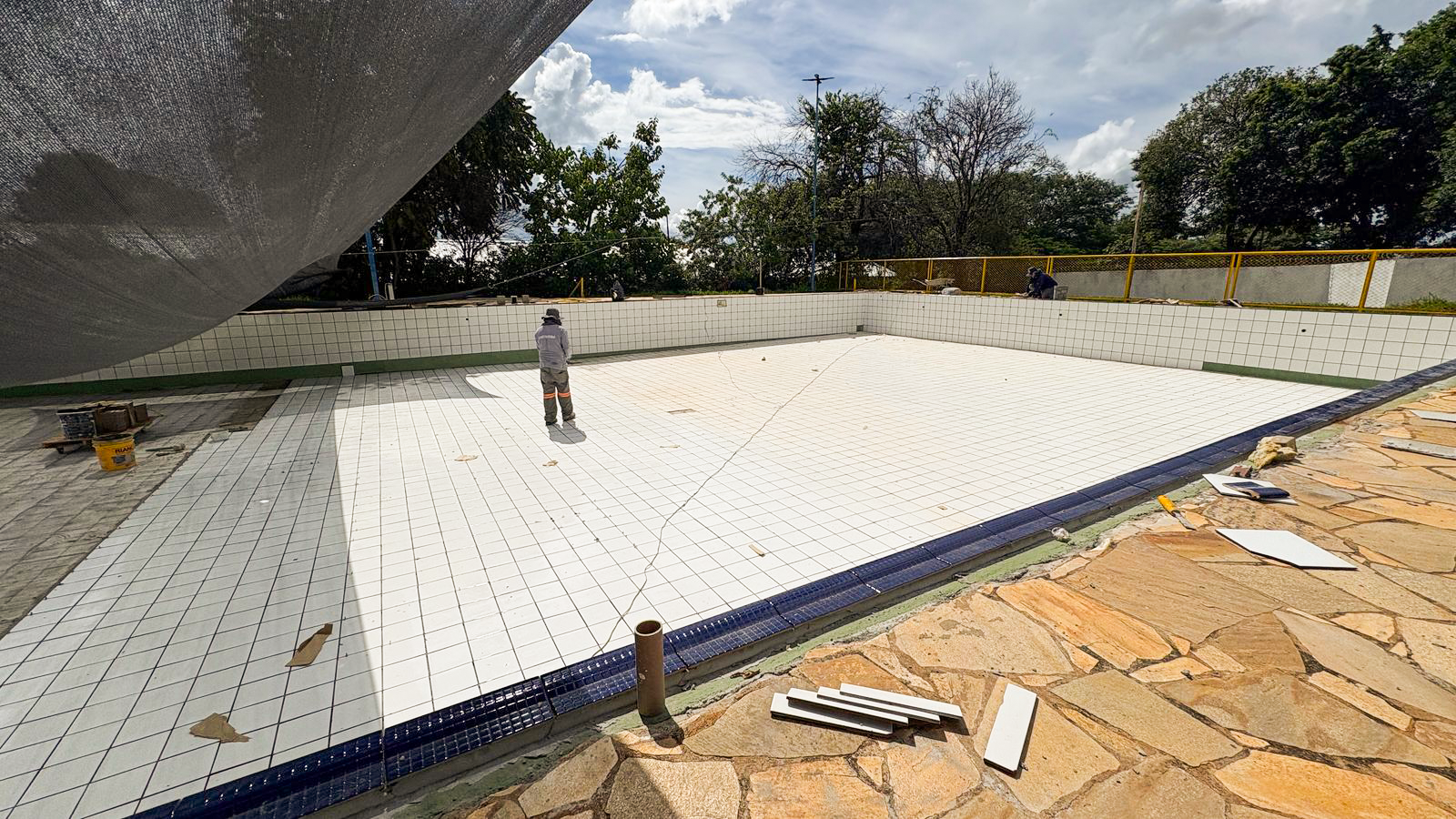 Instalação de azulejos em fase final na Santa Terezinha