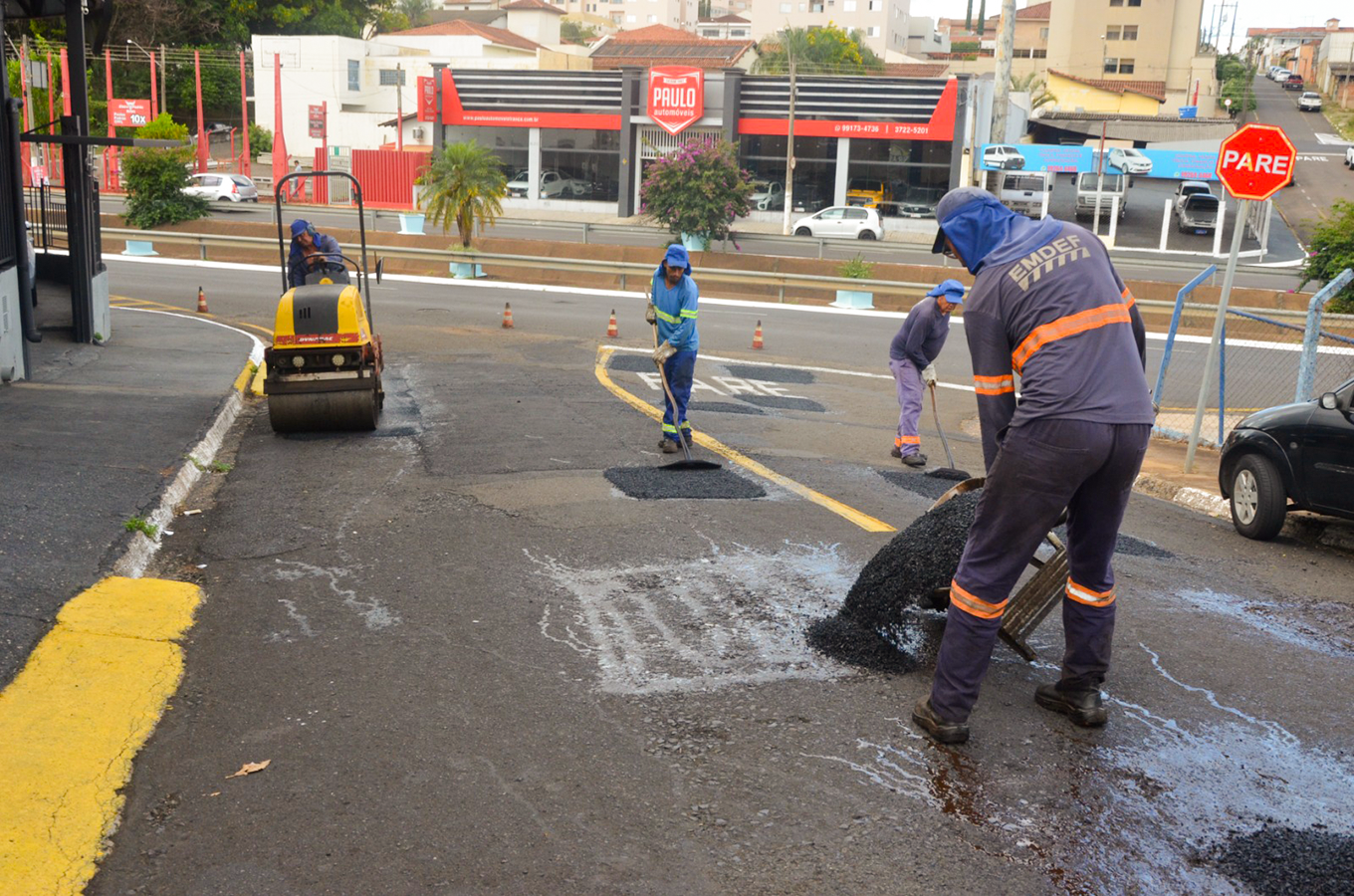 EMDEF realiza serviços de tapa-buracos e sinalização em toda a cidade