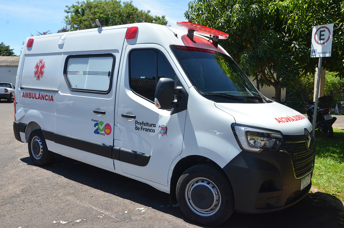 Prefeitura entrega ambulância para transporte de pacientes