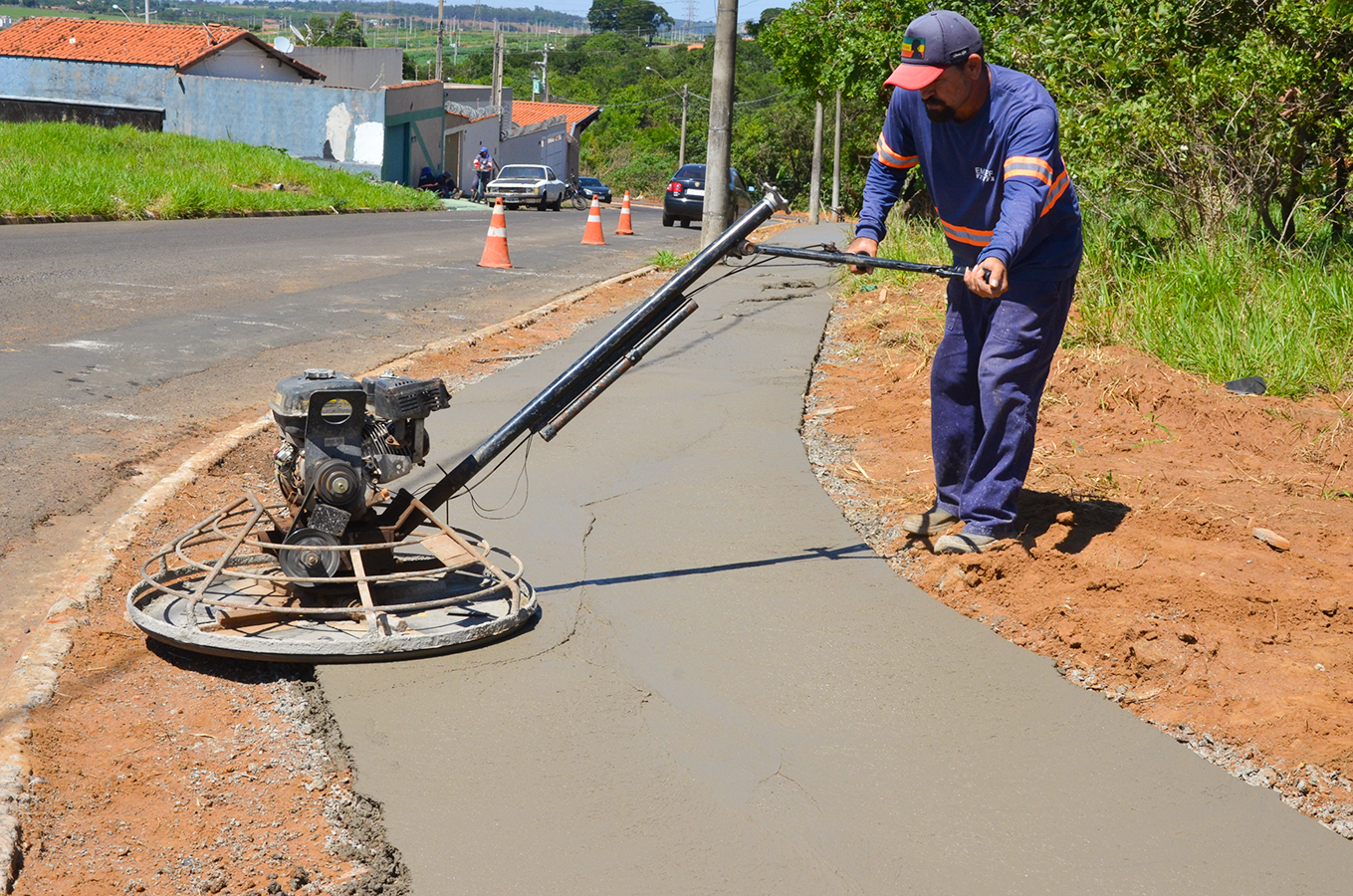 Programa Calçada Segura construiu mais de 13 quilômetros de passeios públicos pela cidade