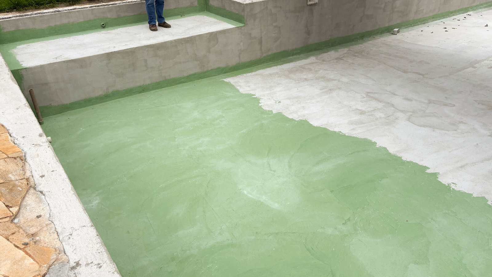 Piscina da Santa Terezinha recebe impermeabilização