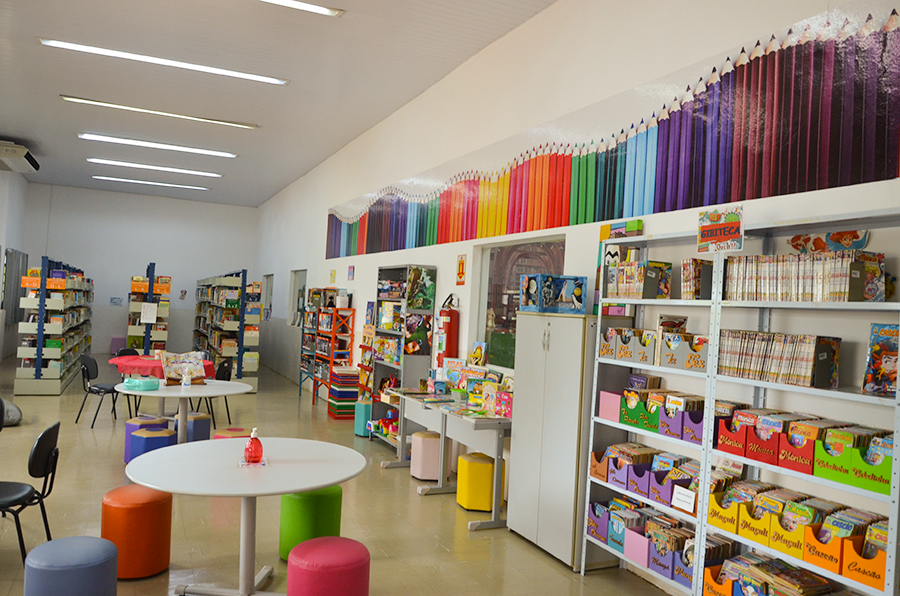 Biblioteca sedia lançamento de livro infantil de Dôni Ferreira