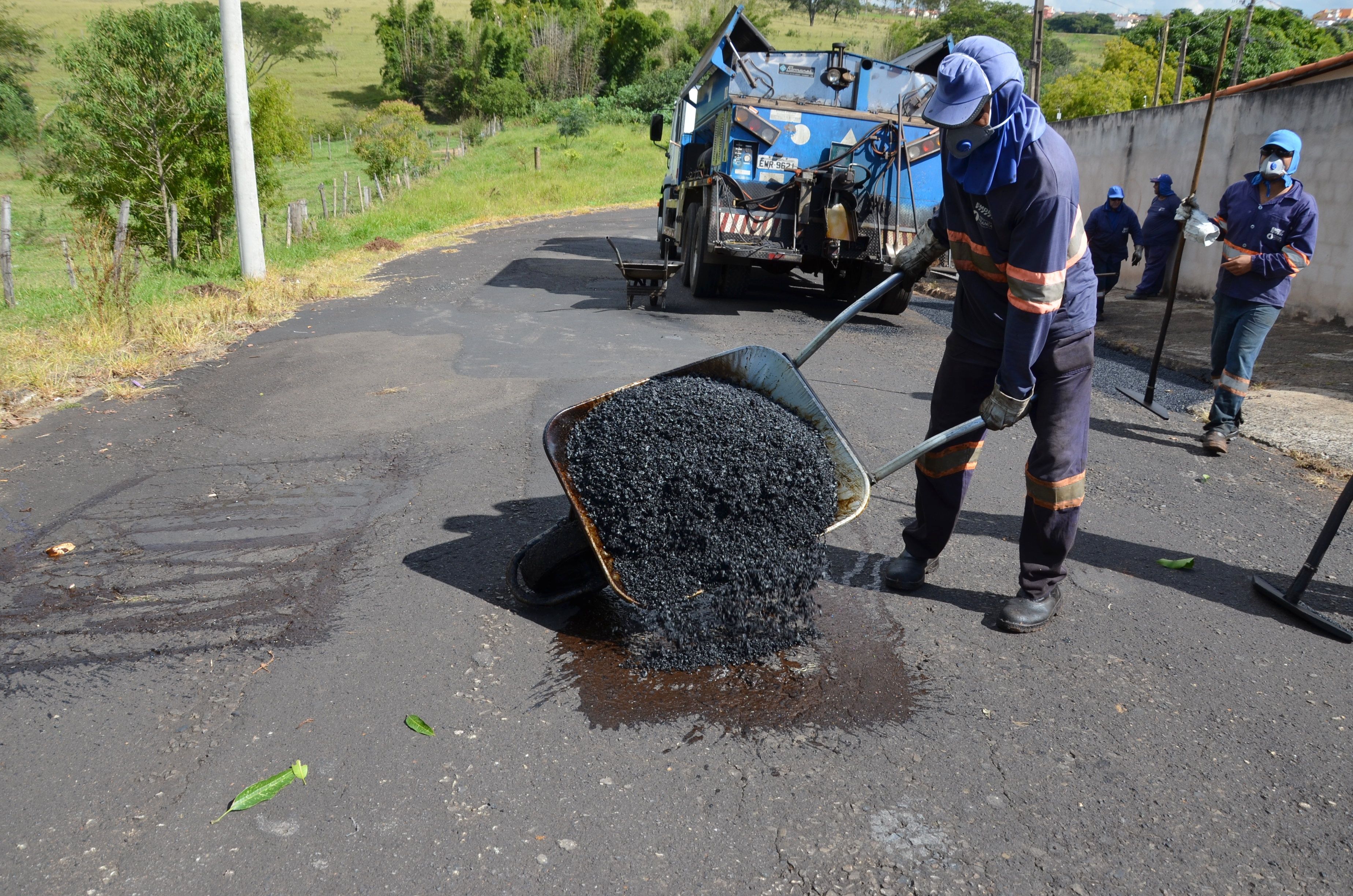 Prefeitura mantém equipes do tapa buracos no sábado