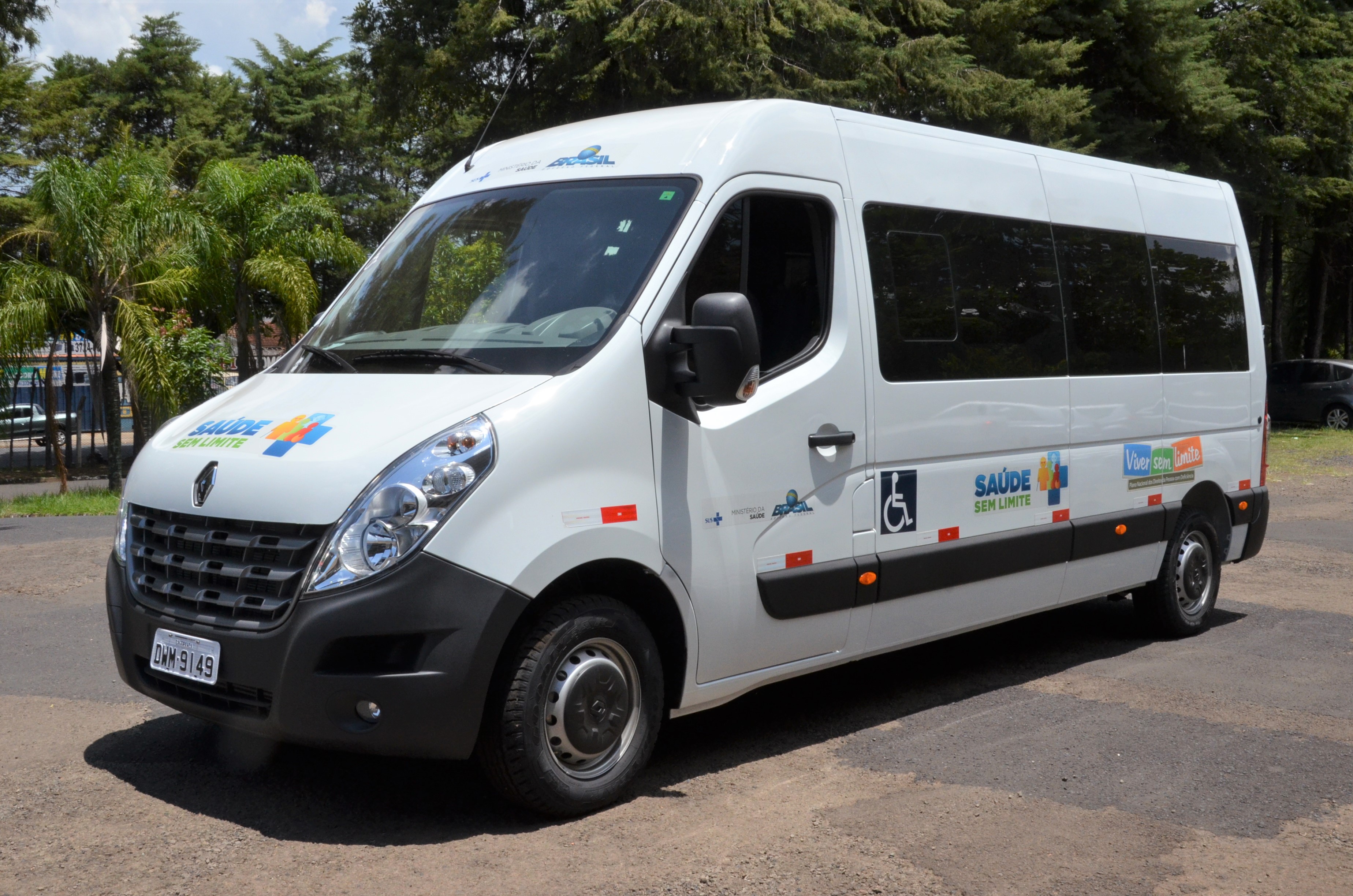 Prefeitura entrega veículo adaptado para transporte de pacientes