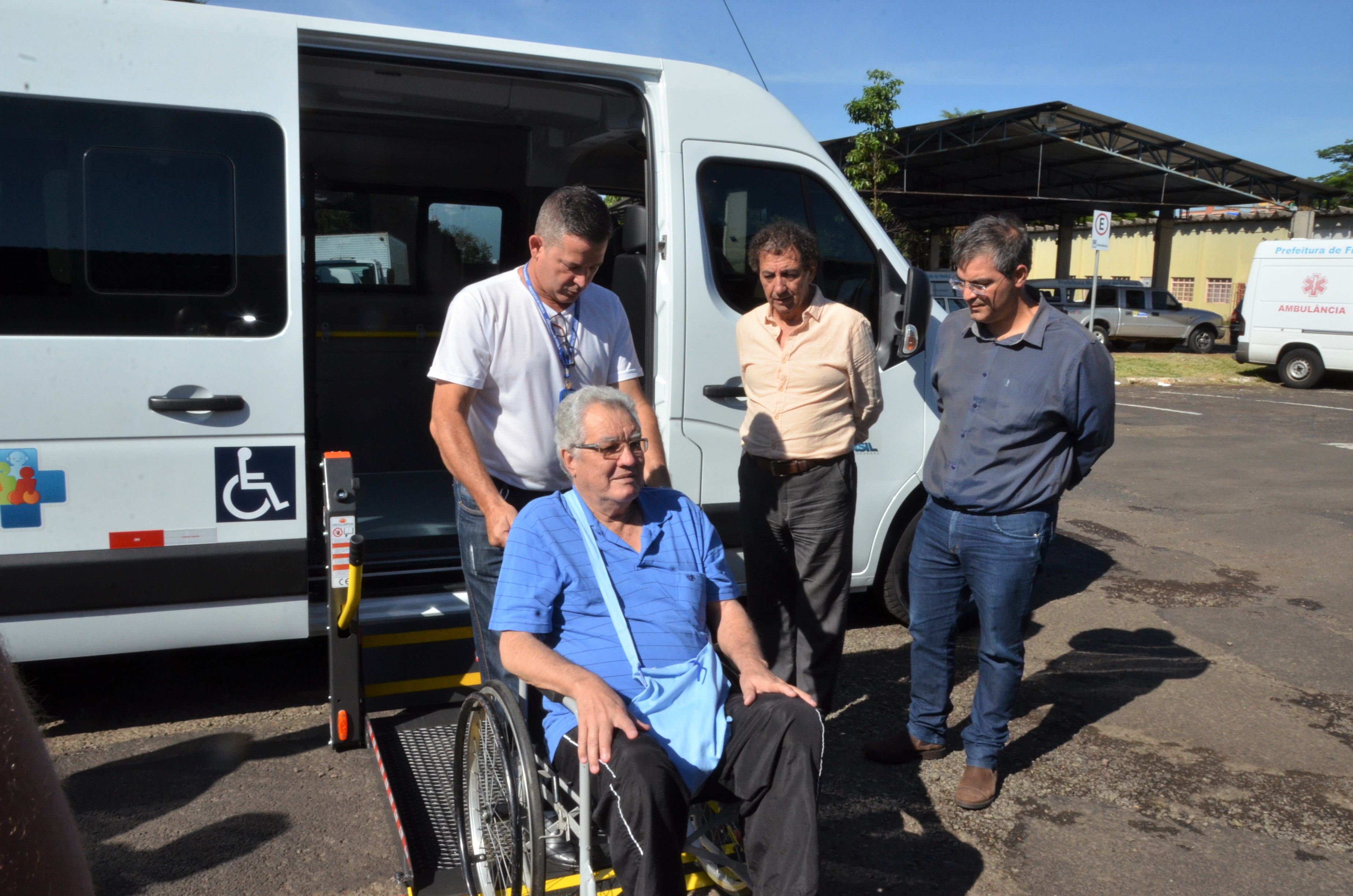 Prefeitura entrega veículo para pacientes em reabilitação