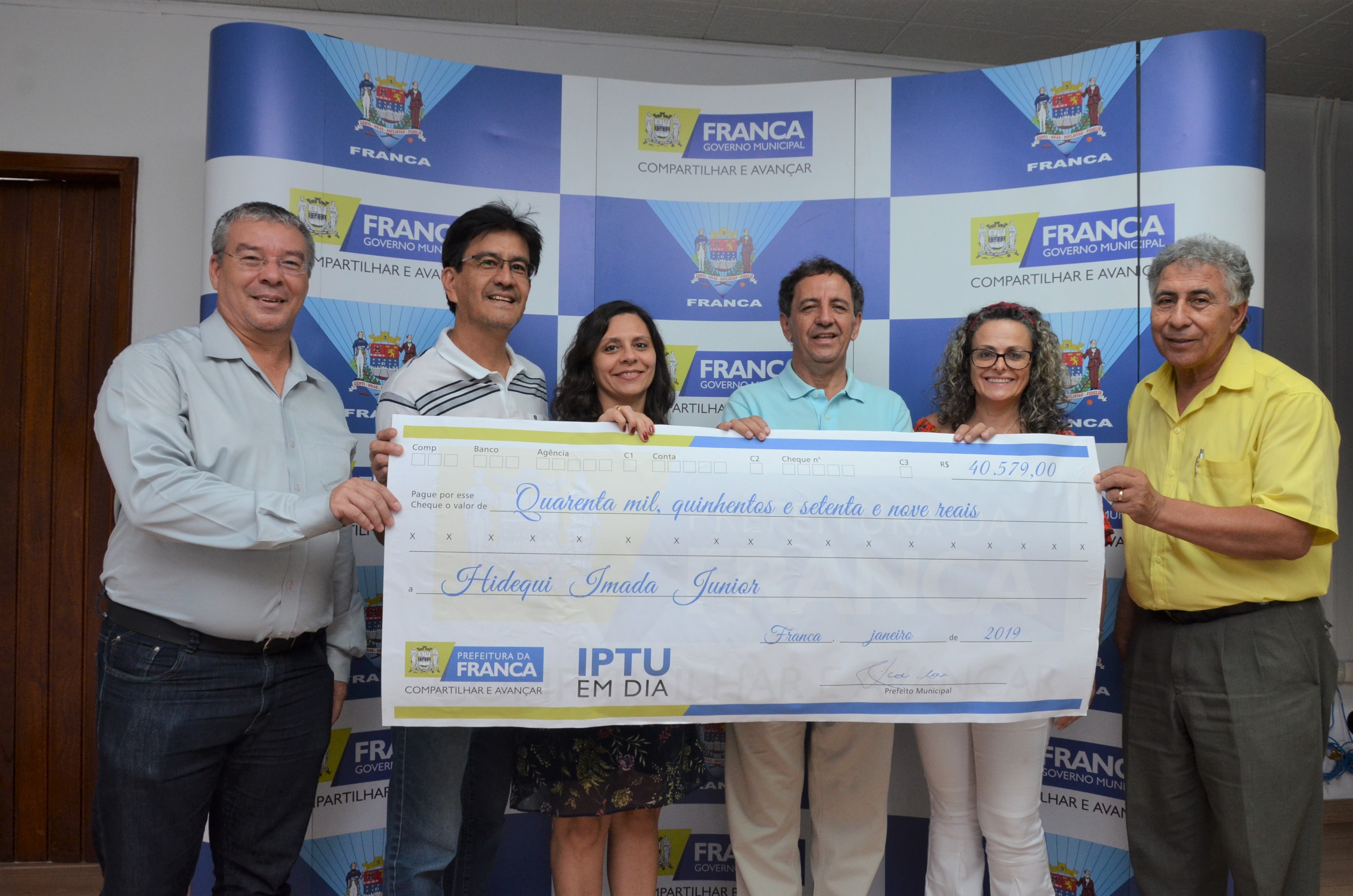 Prefeito Gilson de Souza entrega prêmio do IPTU em Dia