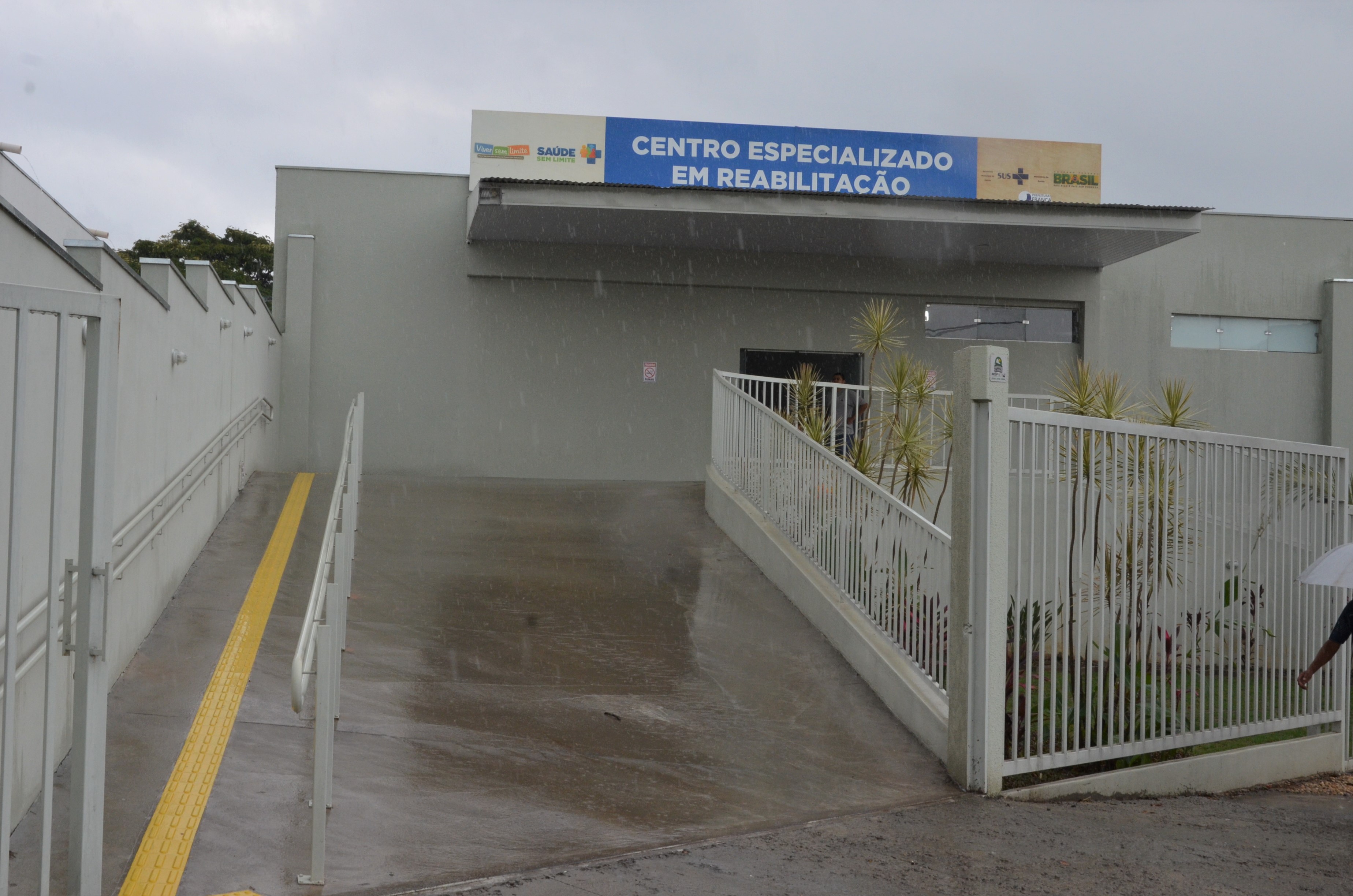 Prefeitura e Apae entregam rampa no Centro de Reabilitação