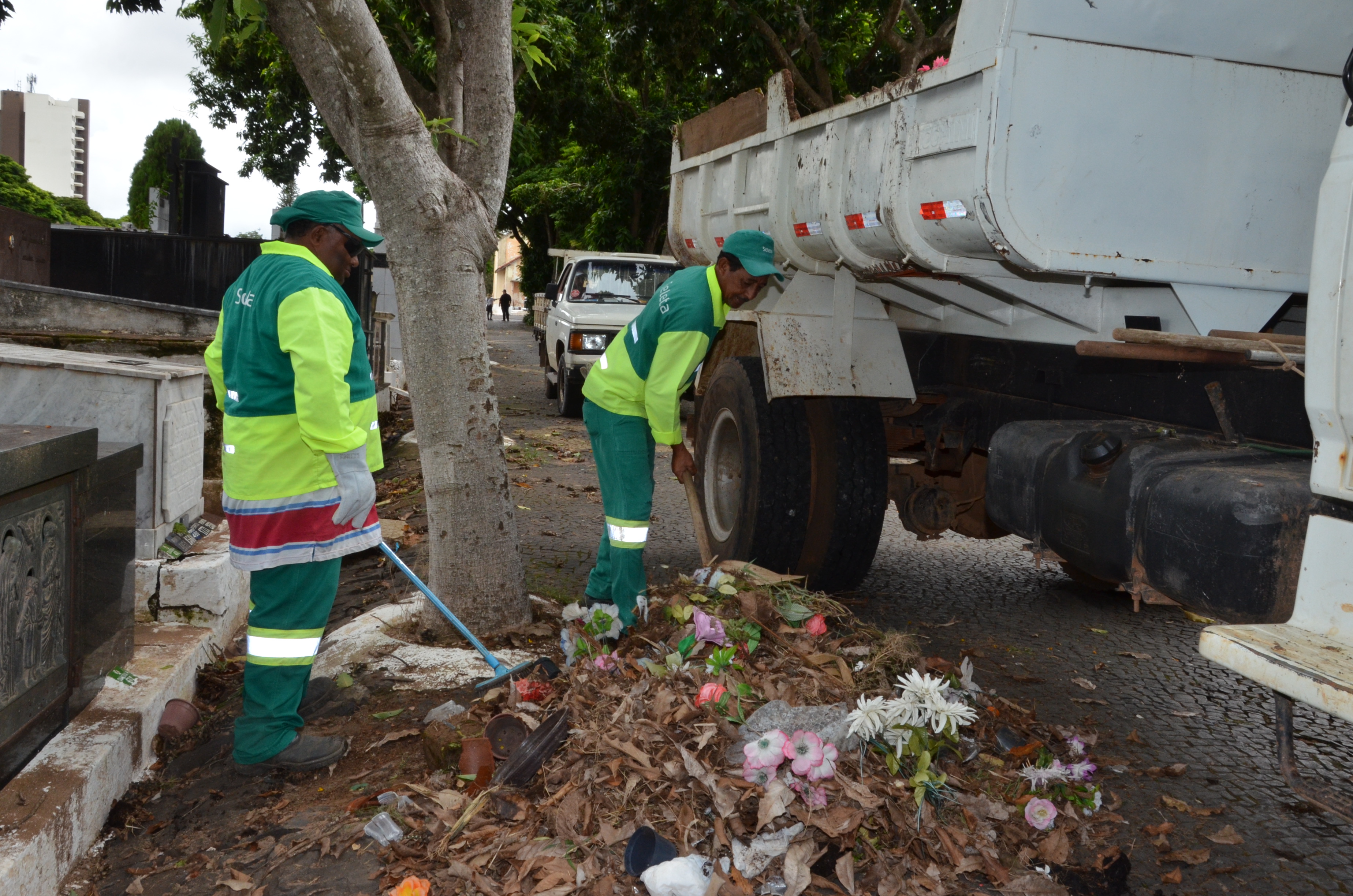 Mutirão de limpeza é feito no Cemitério da Saudade
